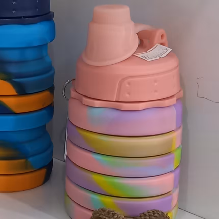 قمقه  تاشو گیره دار  بدون بی پی ای  دارای گنجایش 500 سی سی قابل تغییر حجم و اندازه سیلیکونی