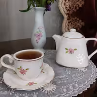 ست چایخوری دو نفره.دو فنجان نعلبکی و یک قوری طلا دار(هزینه ارسال پس کرایه)