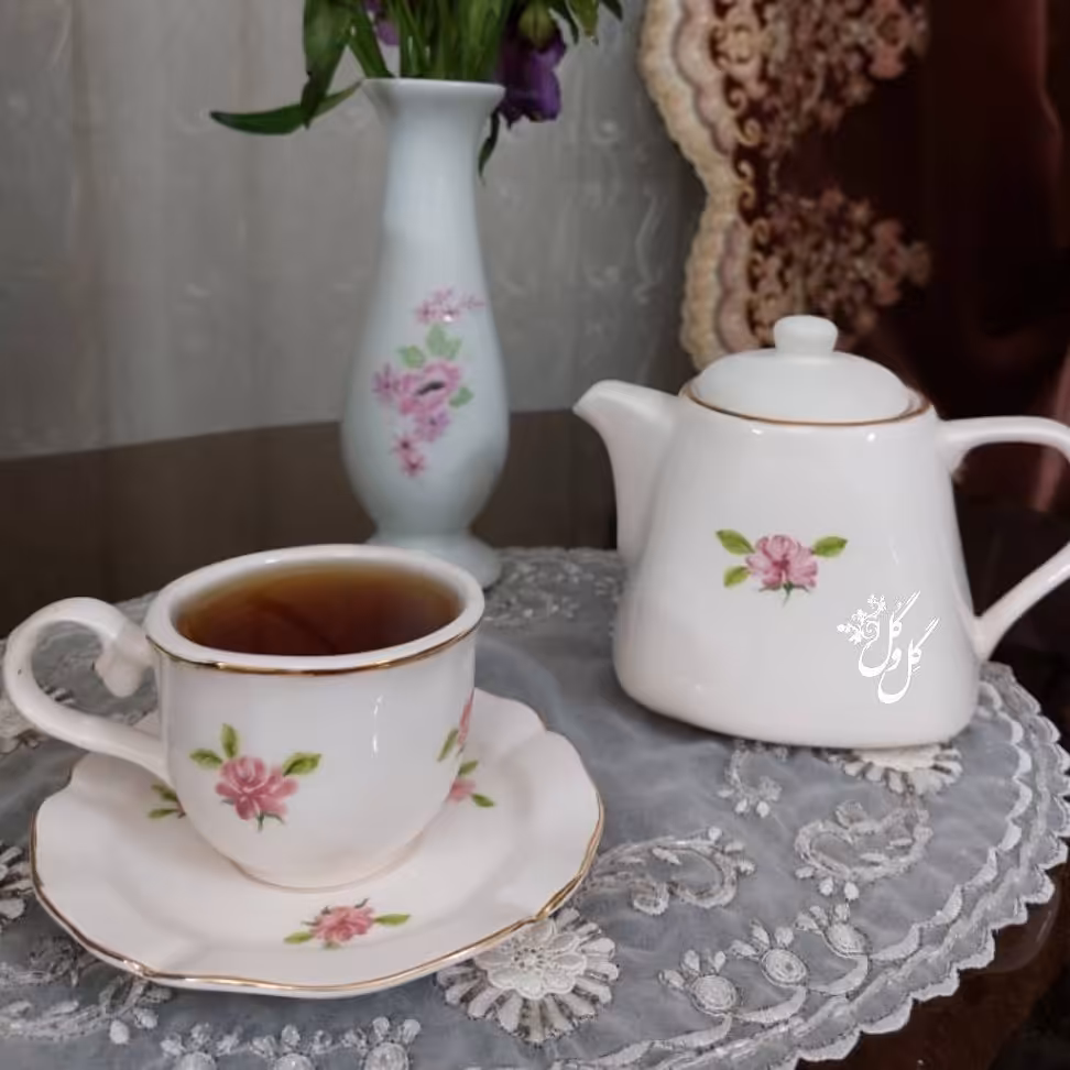 ست چایخوری دو نفره.دو فنجان نعلبکی و یک قوری طلا دار(هزینه ارسال پس کرایه)