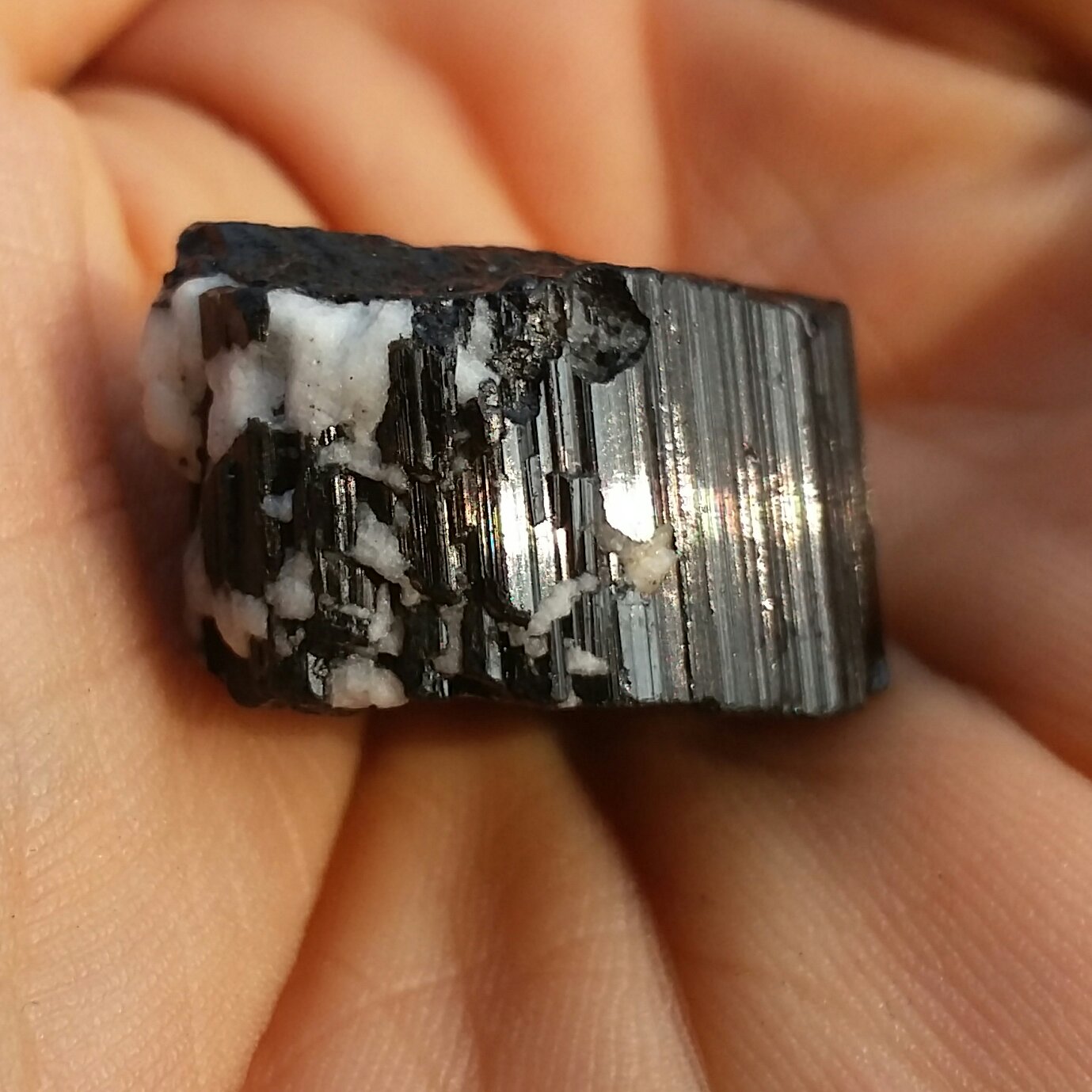 سنگ راف تورمالین شرول وارداتی بینظییییر شاهکار خلقت 100درصد طبیعی
مناسب جهت کلکسیون و ساخت نگین دیدنی