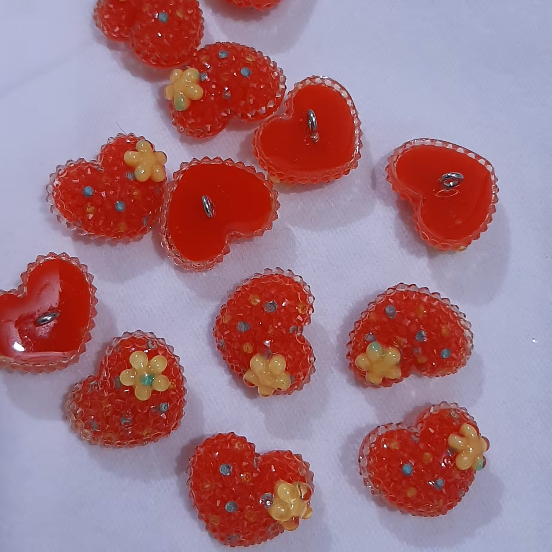 دکمه دخترانه قلبی . طرح تمشکی براق . پایه دار . 2 سانتی