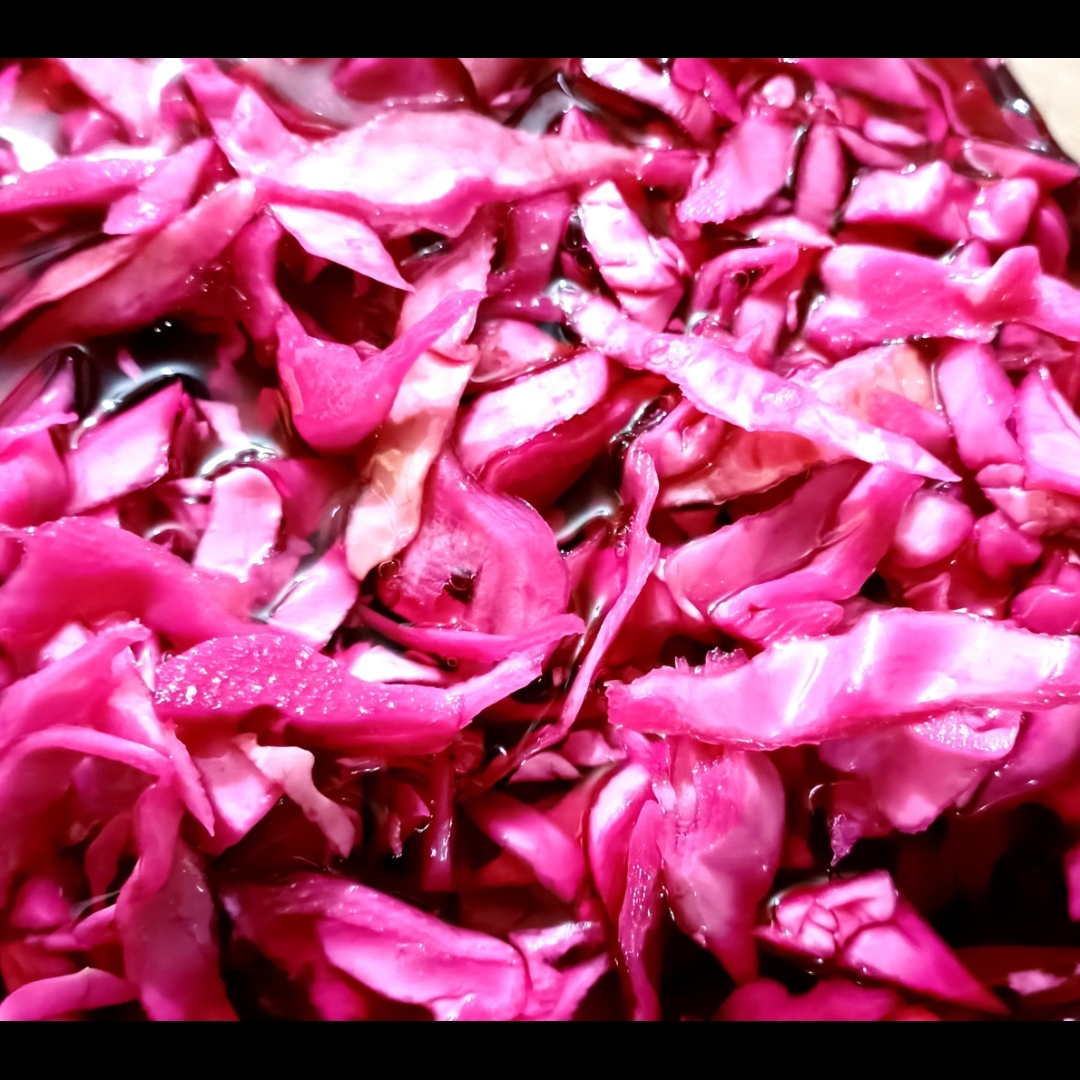 ترشی کلم قرمز خوشمزه و ملس
تهیه شده از کلم پیچ قرمز و سفید با سرکه خالص و شکر ..