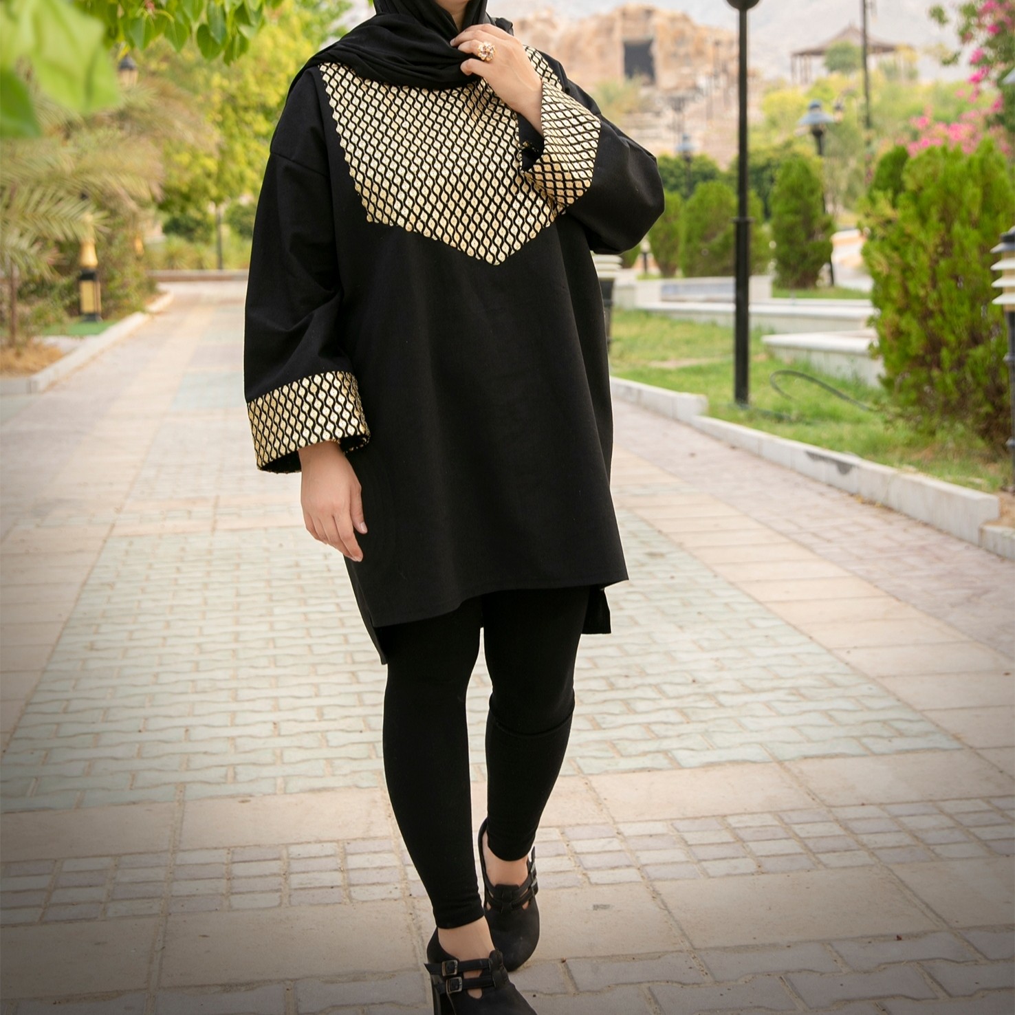 مانتو مدل مونا کوتاه جلوبسته سیاه جنس لینن ویسکوز اعلا و اصل دارای ایستایی و آهار دار با خرج کار فول پولک دوزی و  قد 80