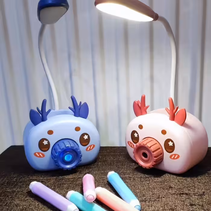 چراغ مطالعه  از این دلبرتر که هم چراغه هم تراش هم جای مداد  تازه چراغشم شارژی هست و کابل شارژ داخل جعبه محصول موجود هست 