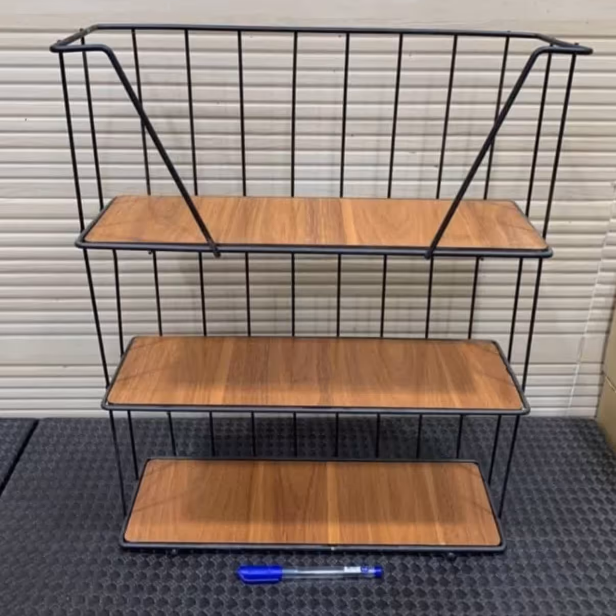 استند سه طبقه کف چوبی ارتفاع 50 کف 40 در عمق 12 سانت مفتول بسیار ضخیم و سنگین ابکاری استاتیک رنگ ثابت مفتول 5 دهم 