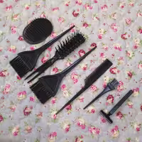 ست لوازم رنگ مو (برس و شانه رنگ و کوتاهی و سشوار و کیفی و خود تراش ژیلت)
