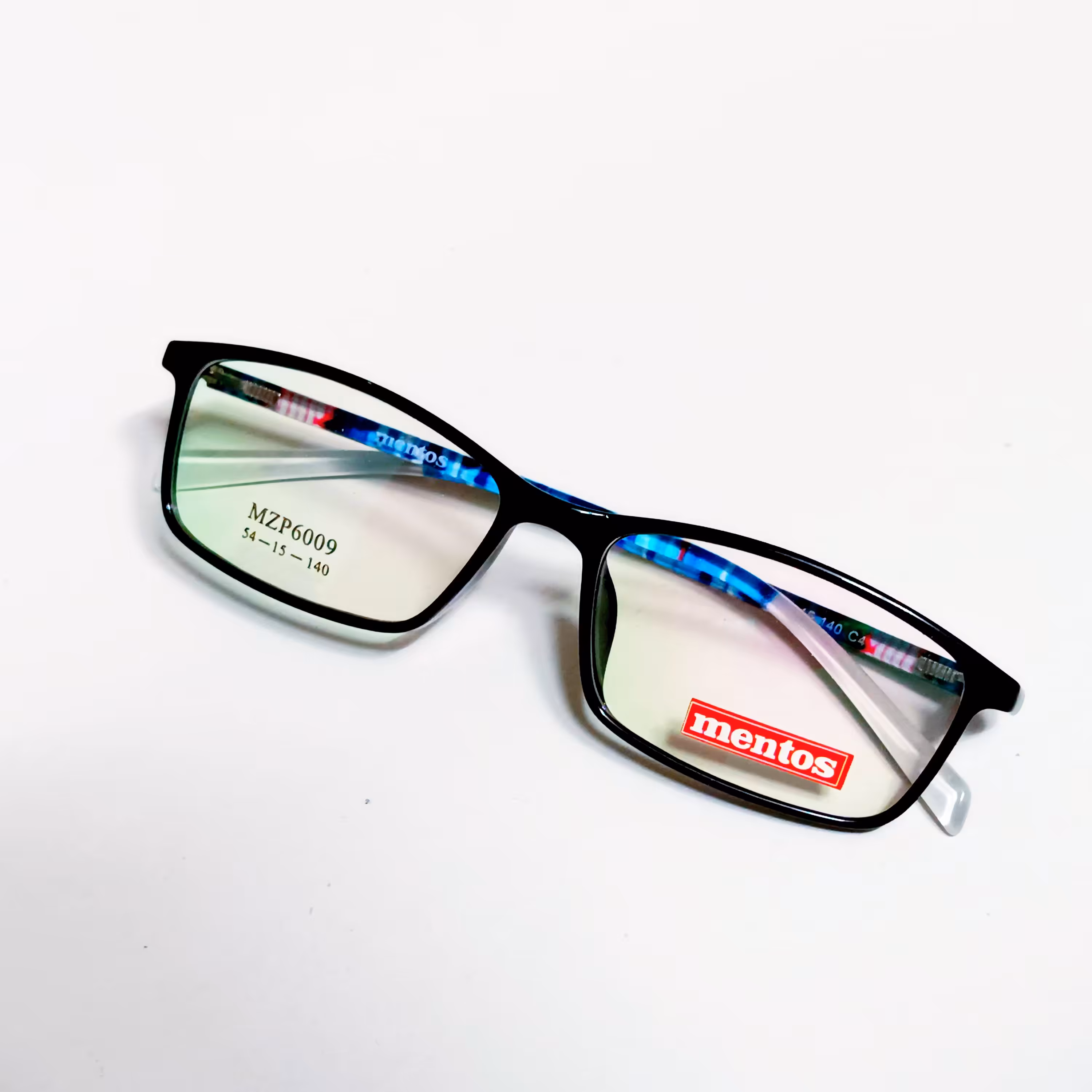 عینک طبی ارزان با قیمت مناسب با قابلیت تعویض عدسی های جدید نمره دار 