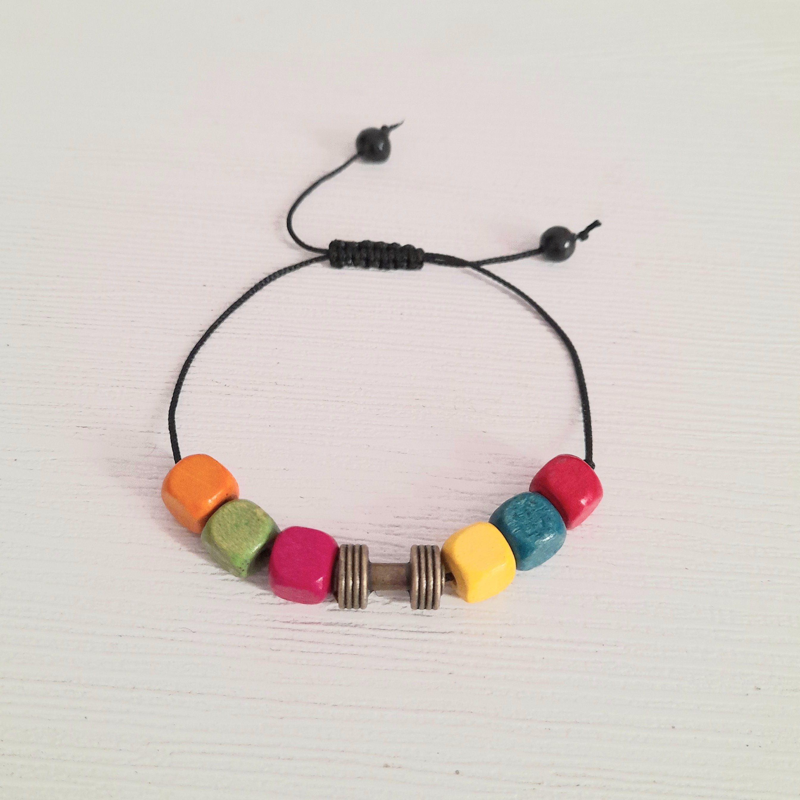 دستبند با مهره چوبی **یک عدد**