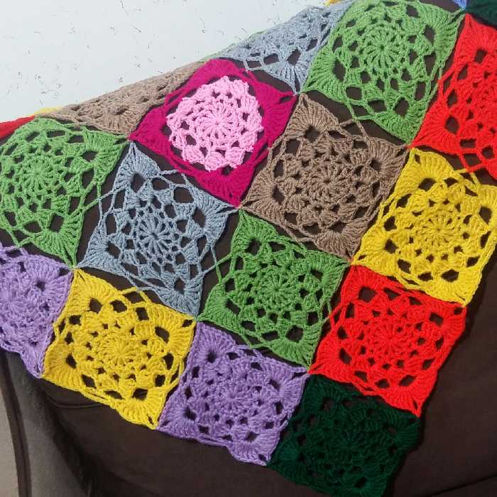 رومیزی وشال مبل دستباف...با رنگبندی متنوع اش  با هر سلیقه ای هماهنگ است،وسایز ورنگبندی آن بنا به درخواست شما قابل تغییره