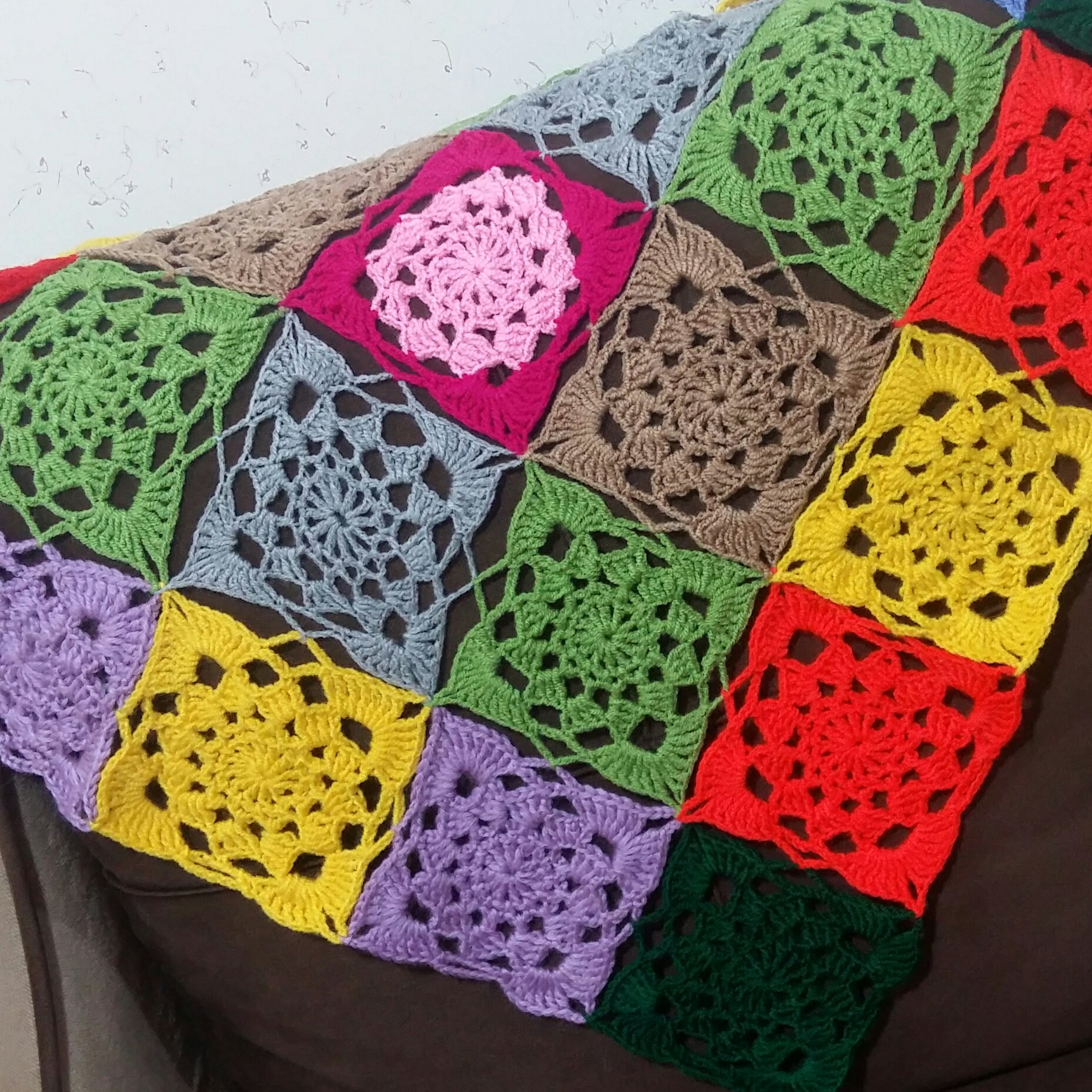 رومیزی وشال مبل دستباف...با رنگبندی متنوع اش  با هر سلیقه ای هماهنگ است،وسایز ورنگبندی آن بنا به درخواست شما قابل تغییره