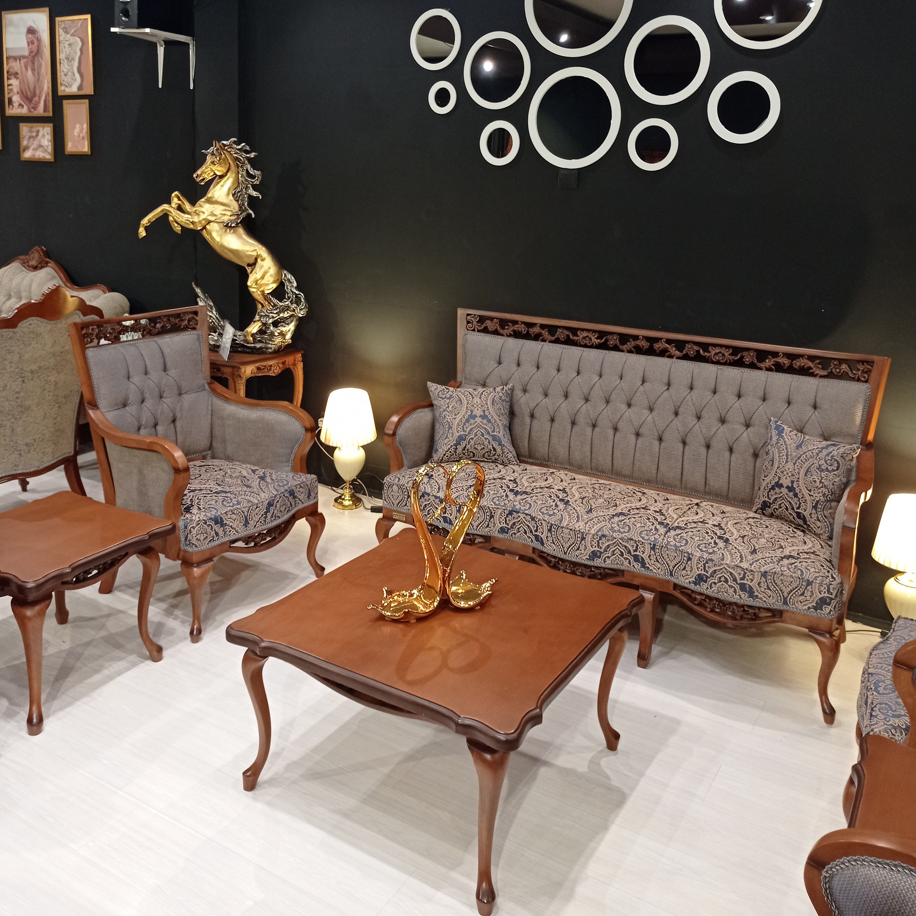 مبل هفت نفره کلاسیک شرکتی ونوس همراه جلو مبل و عسلی تمام چوب(پس کرایه )