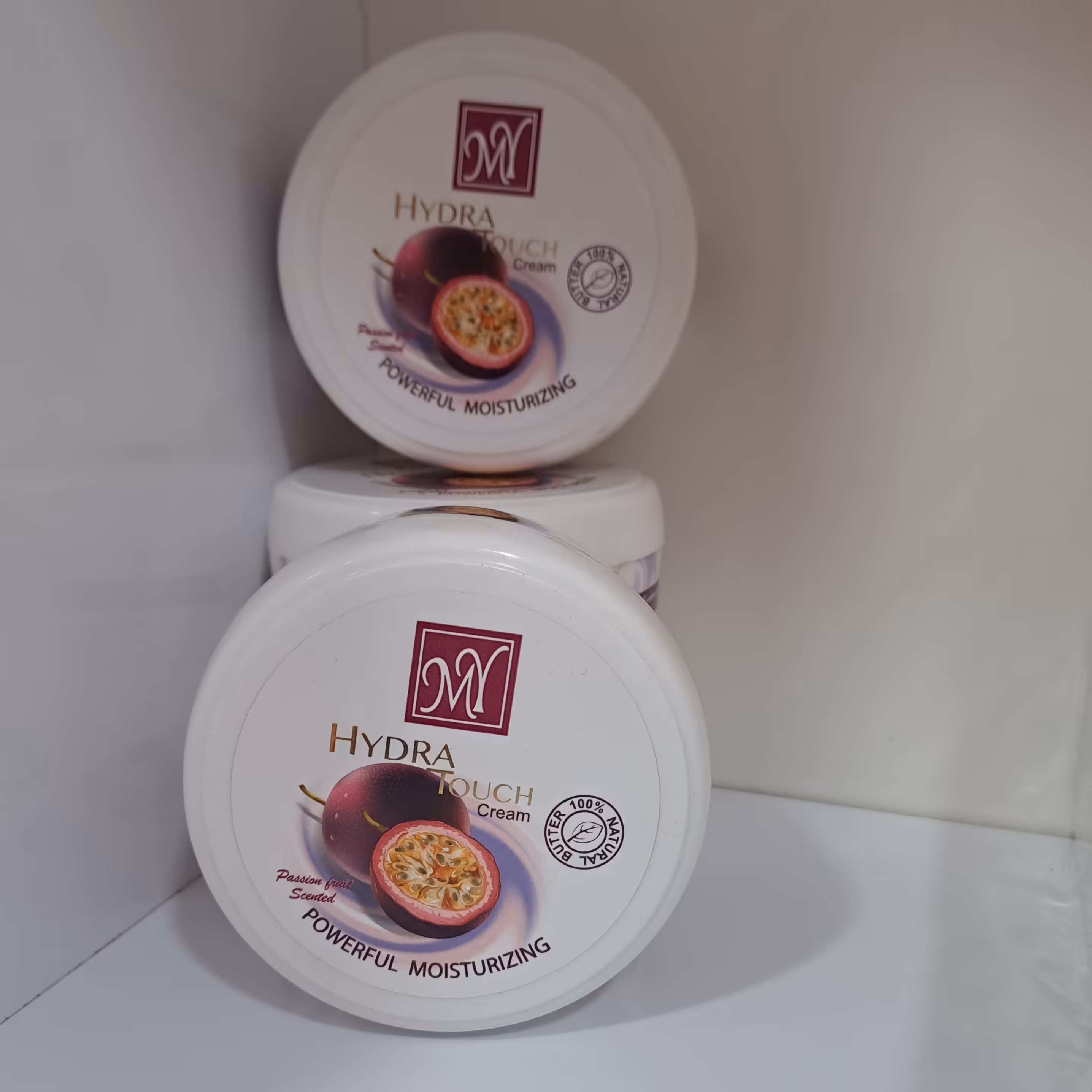 کرم مرطوب کننده میوه ای هیدرا تاچ مای با رایحه ی دلپذیرپشن فروت و حاوی ویتامین E