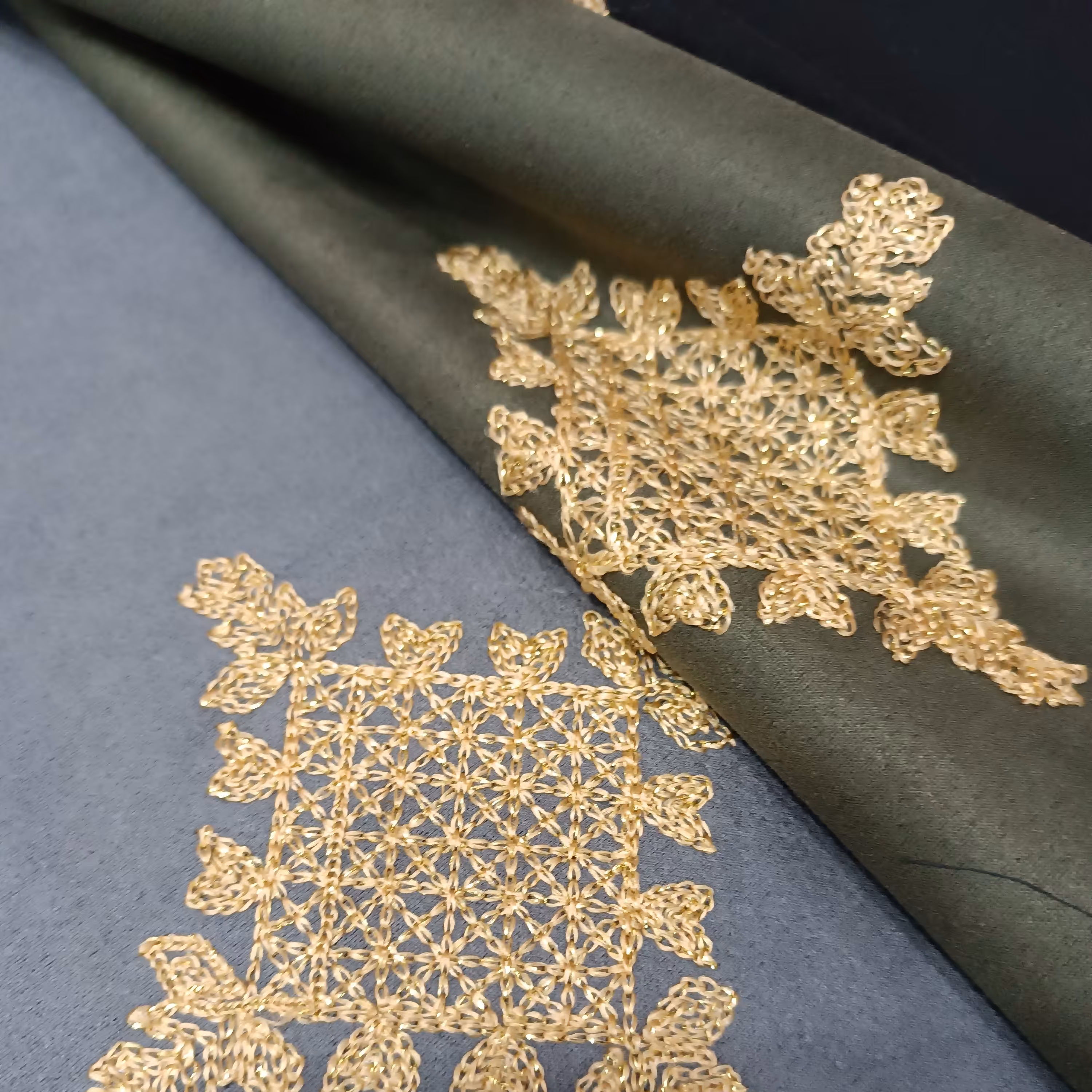 پارچه پالتو مخمل سوییت خامه دوزی درجه یک در سه رنگ طوسی کرم سبز