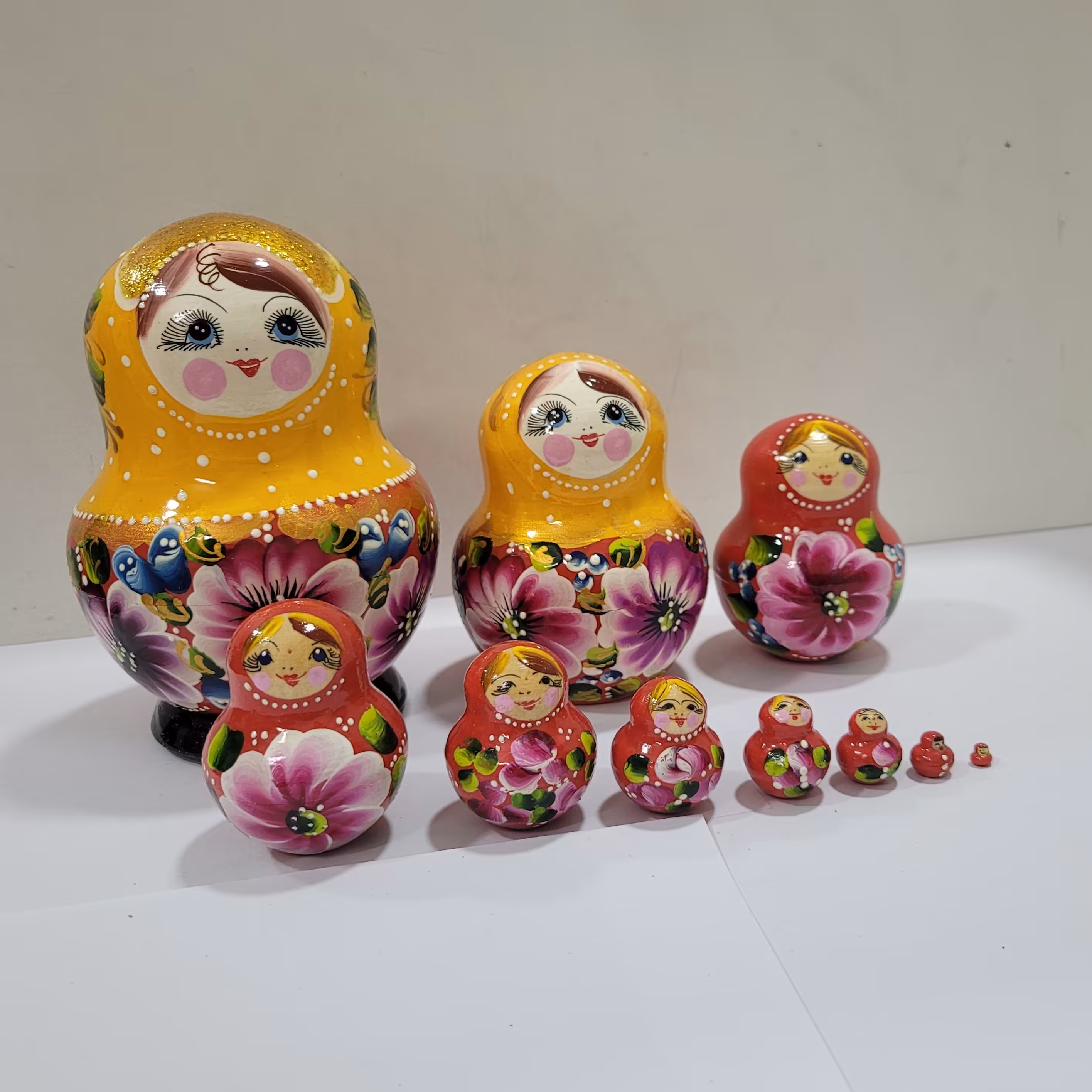 عروسک ماتریوشکا روسی 
10 تکه  داخل هم جمع شونده 
سوغات روسیه - ماتروشکا روسی