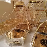 سبدفلزی سه عددی مدل عروس  بادوام و زیبا در سه سایز  رنگ طلایی کف ایینه 