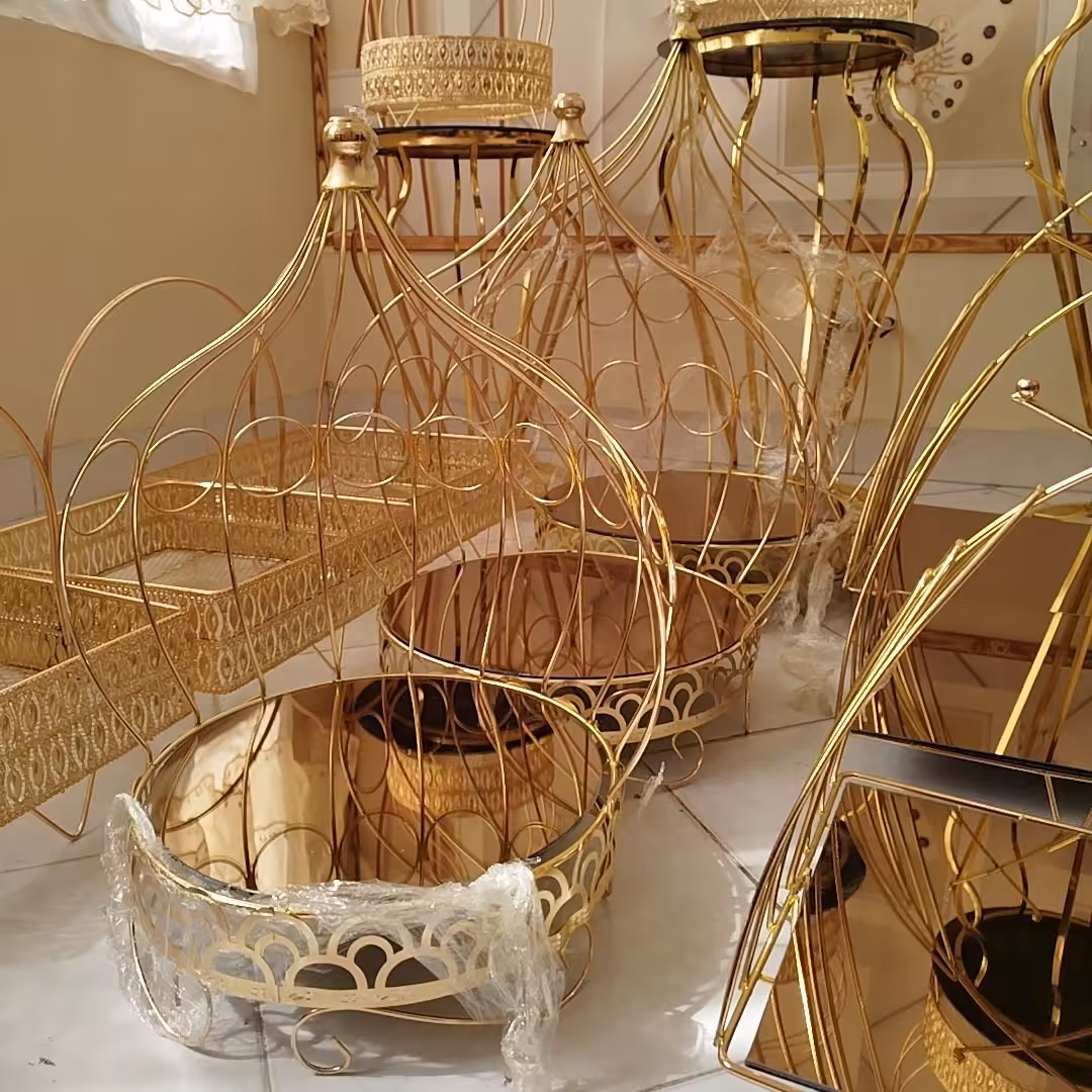 سبدفلزی سه عددی مدل عروس  بادوام و زیبا در سه سایز  رنگ طلایی کف ایینه 