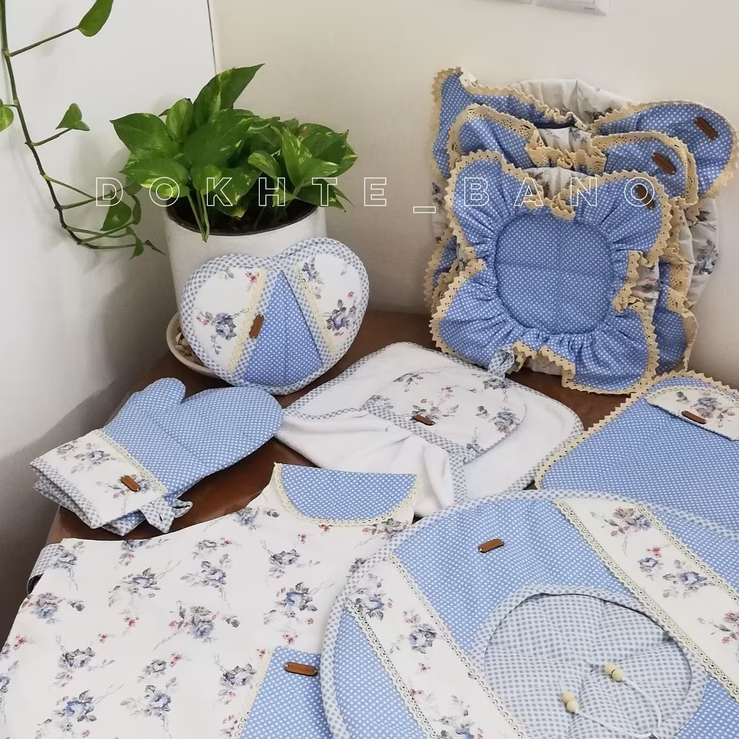 سرویس آشپزخانه شامل دمکنی ،دستکش فر، دستگیره ،پیشبند ،کاور قابلمه ،زیر بشقابی ،حوله آشپزخانه 