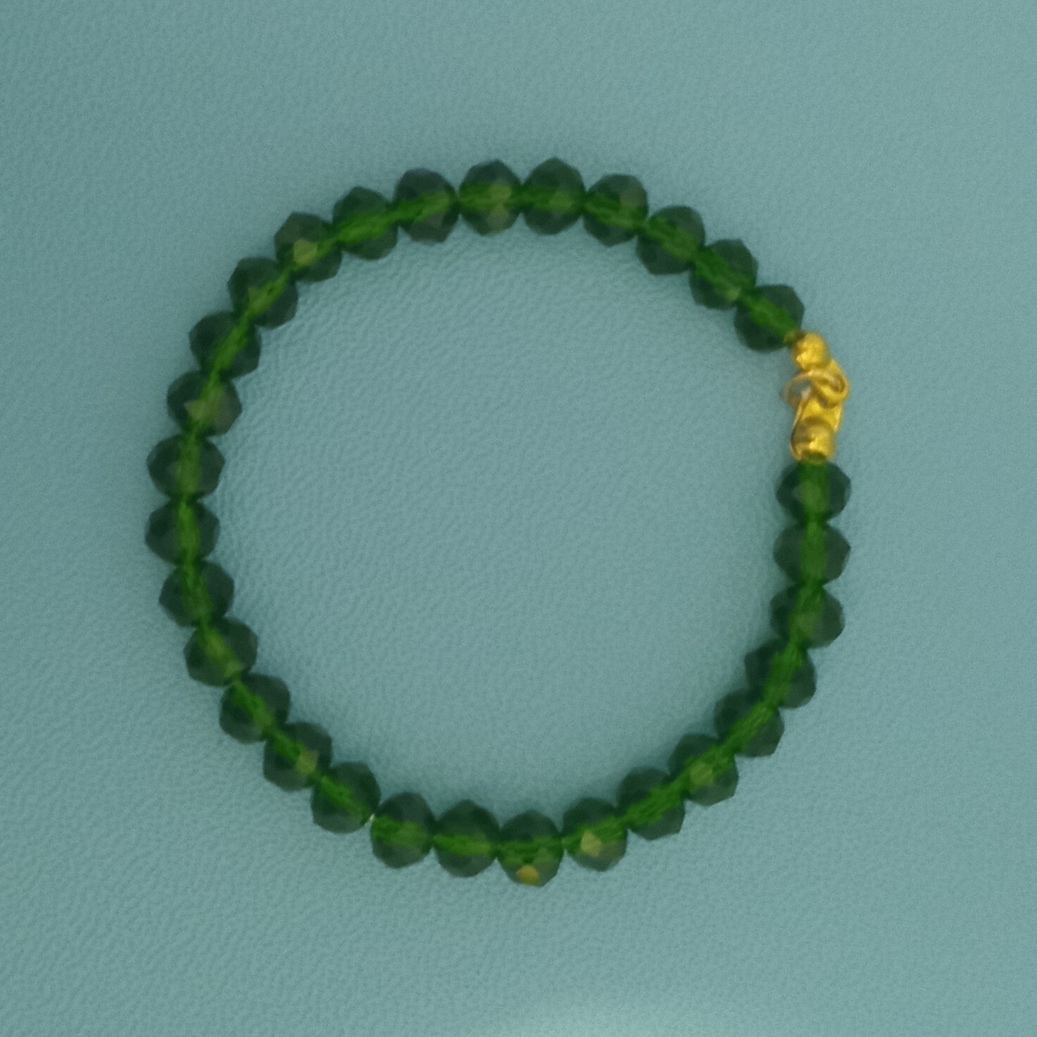 دستبند سبز  پر رنگ خیلی راحت وسبک کِشی است 