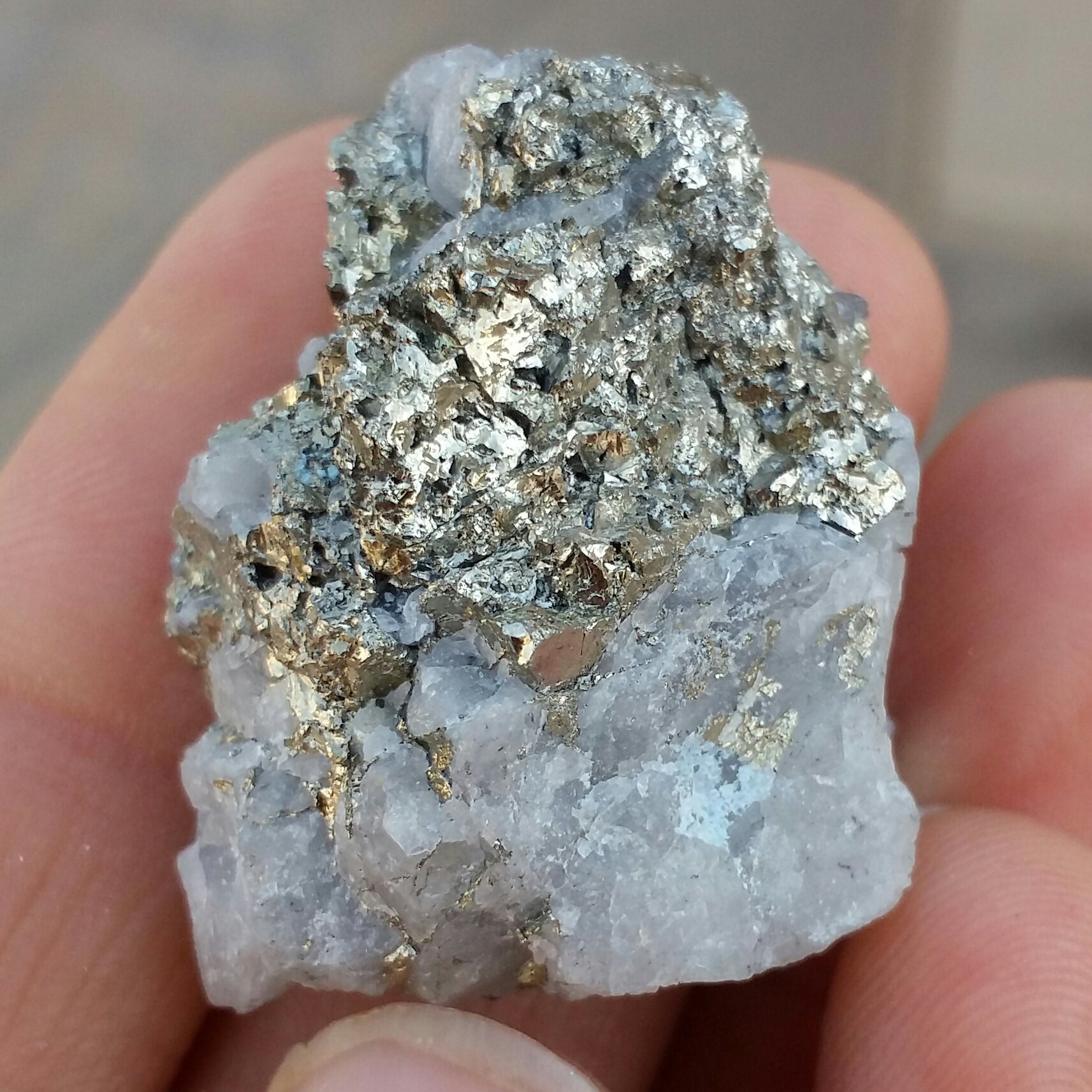 نمونه فوق کلکسیونی سنگ راف  پیریت طلایی ملقب به سنگ طلا همرشدی با بورنیت 100 در 100 طبیعی شاهکار خلقت
کد 9349