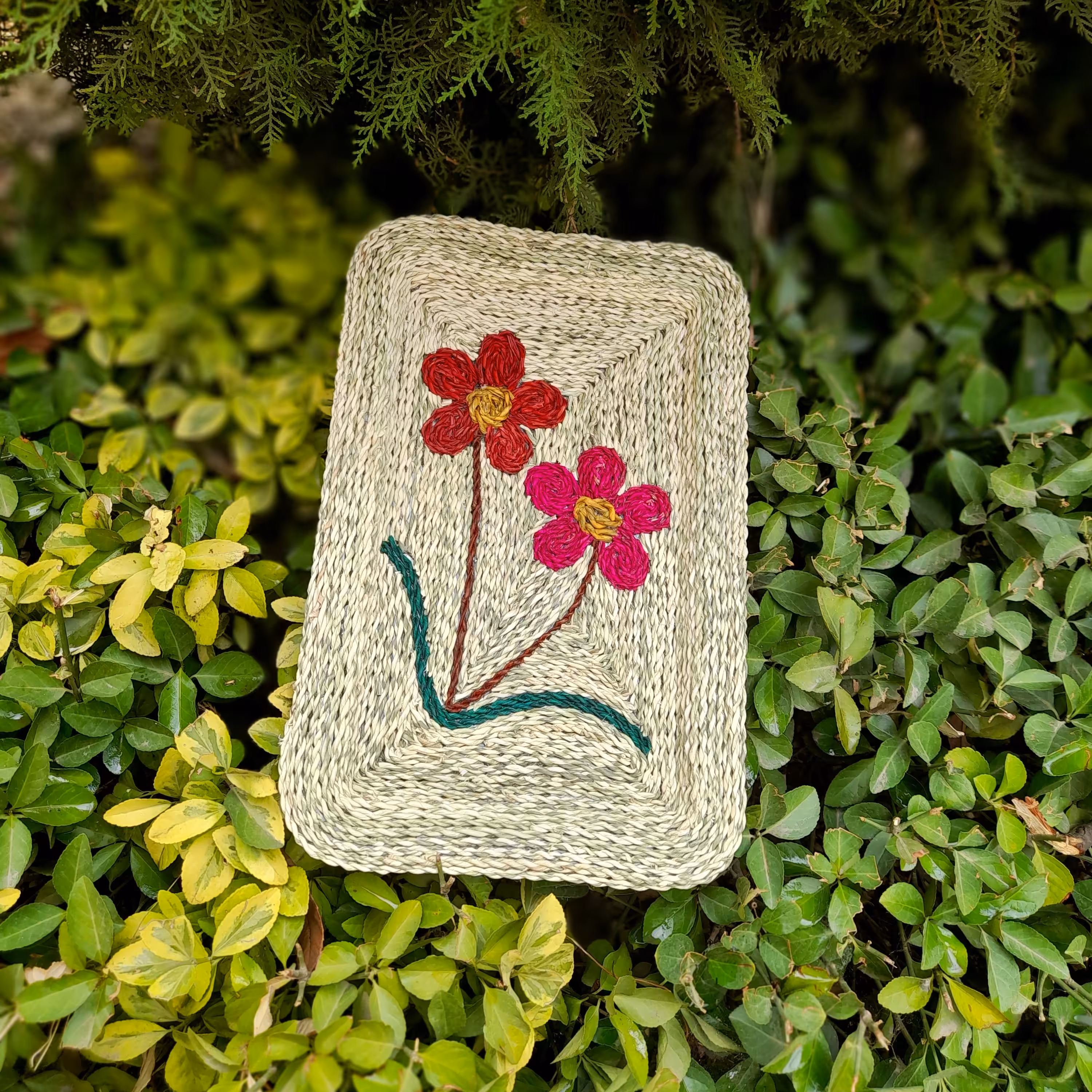 سینی تزیینی حصیری دارای وزن 500گرم ابعاد 38*26 دارای رنگهای صورتی قرمز سبز 