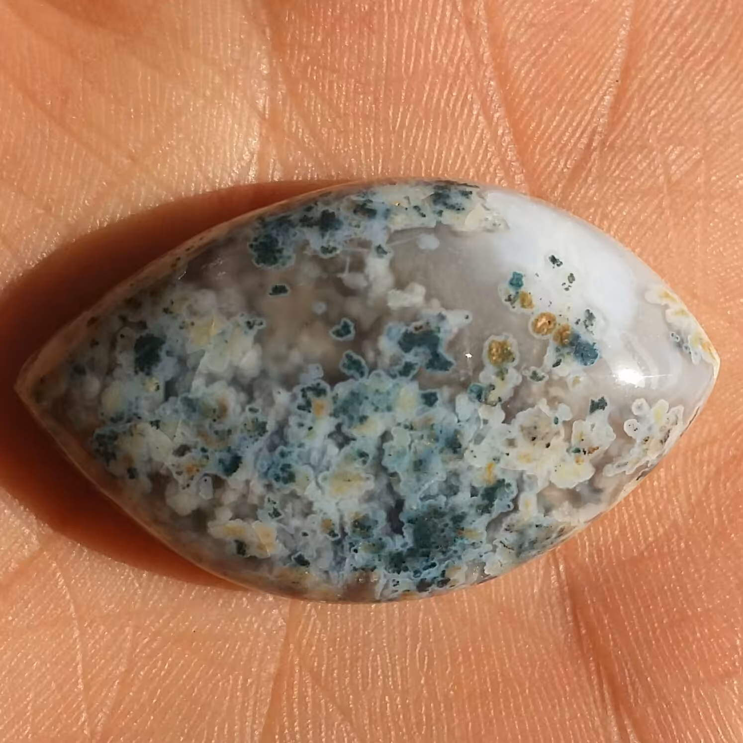 نگین شجر شکوفه سبز سفید تراش دامله فانتزی حجیم پولیش ایینه ای بی نظیر
100درصد طبیعی شاهکار خلقت سایز بسیار درشت مدالی