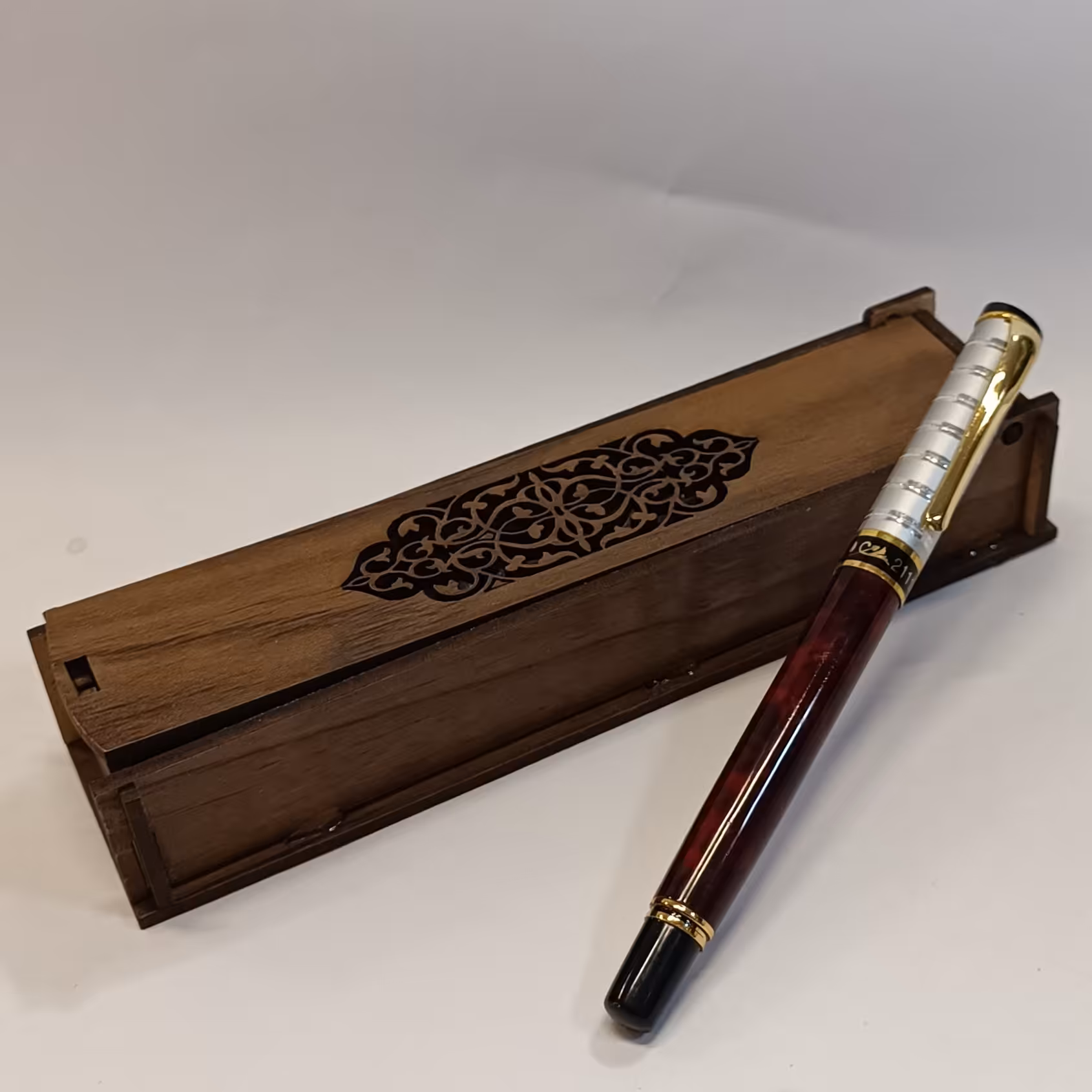 روان نویس جعبه دار شیک کادویی لاکچری قابل حکاکی همراه جعبه کادویی چوبی کد2 خودکار کادویی روز معلم