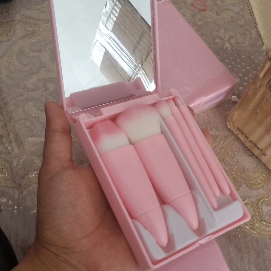 براش آرایشی باکس و آینه دار فقط رنگ صورتی 5عددی