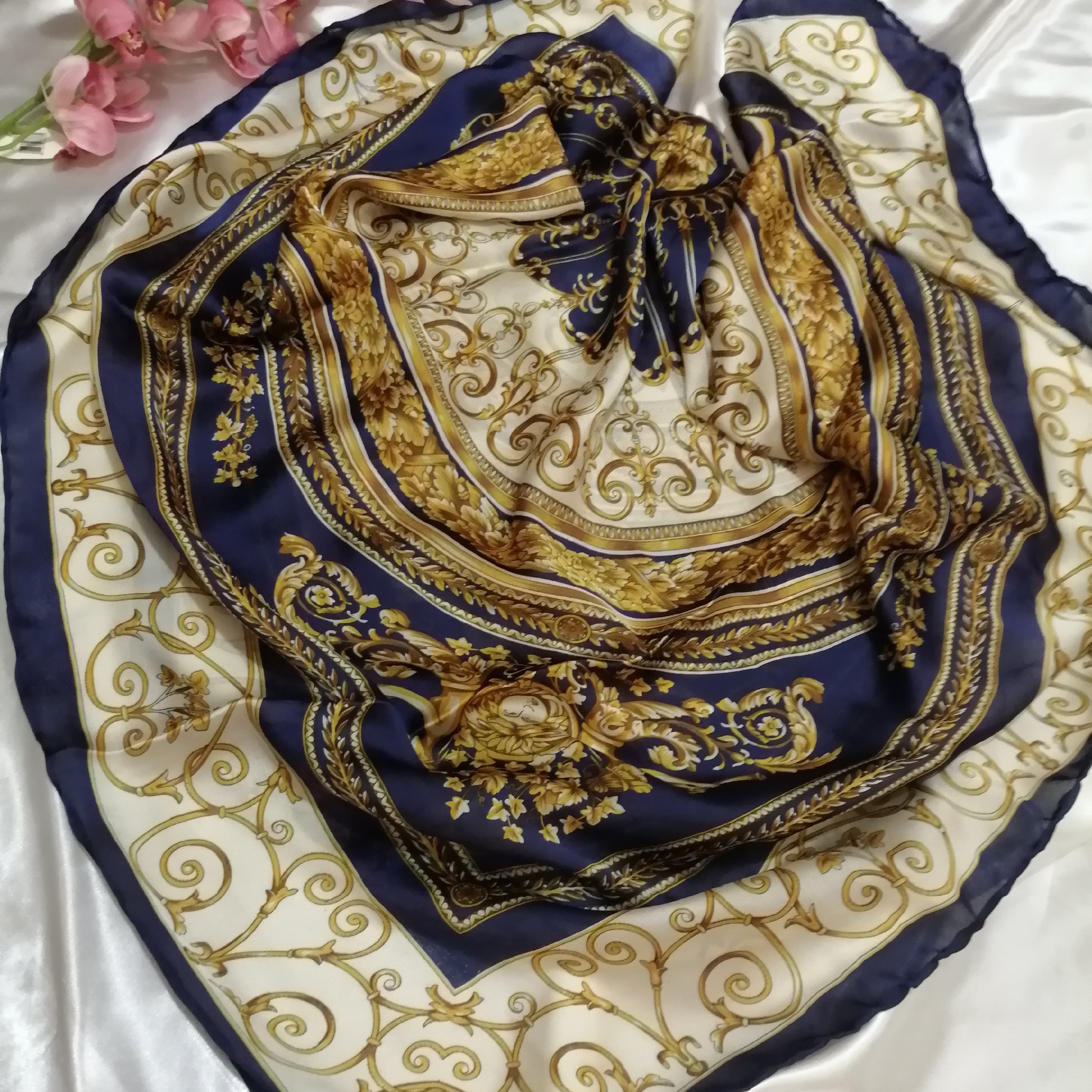 روسری ابریشم مامی قواره 120 دور دست دوز مناسب برای گره زدن و گیره زدن