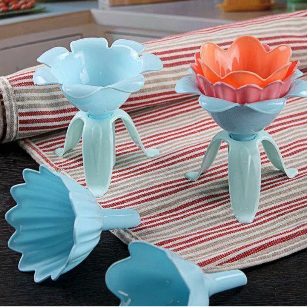 قیف گل  شامل سه عدد قیف طرح گل با یک عدد پایه موجود در پلاسکو دهقان