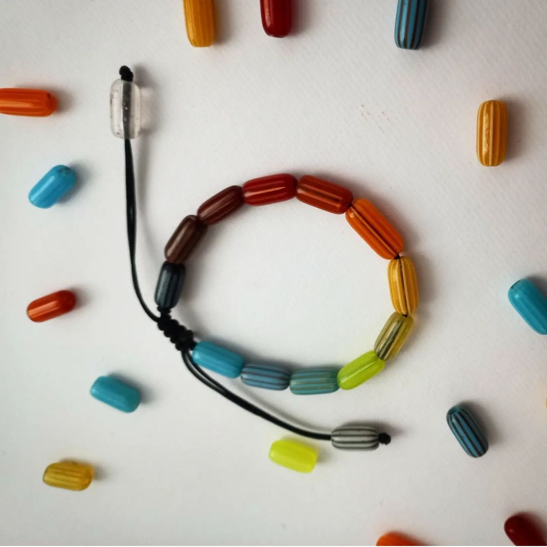 دستبند با مهره های آبنباتی رنگارنگ راه راه سایز متوسط دست ساز ریووا