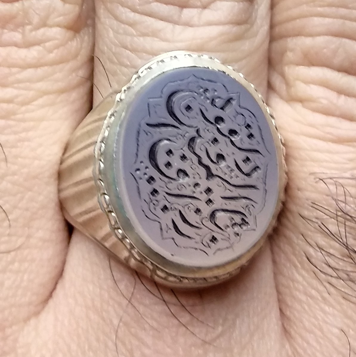 انگشتر نقره دستساز عقیق کبود خطی با ذکر رزق و روزی