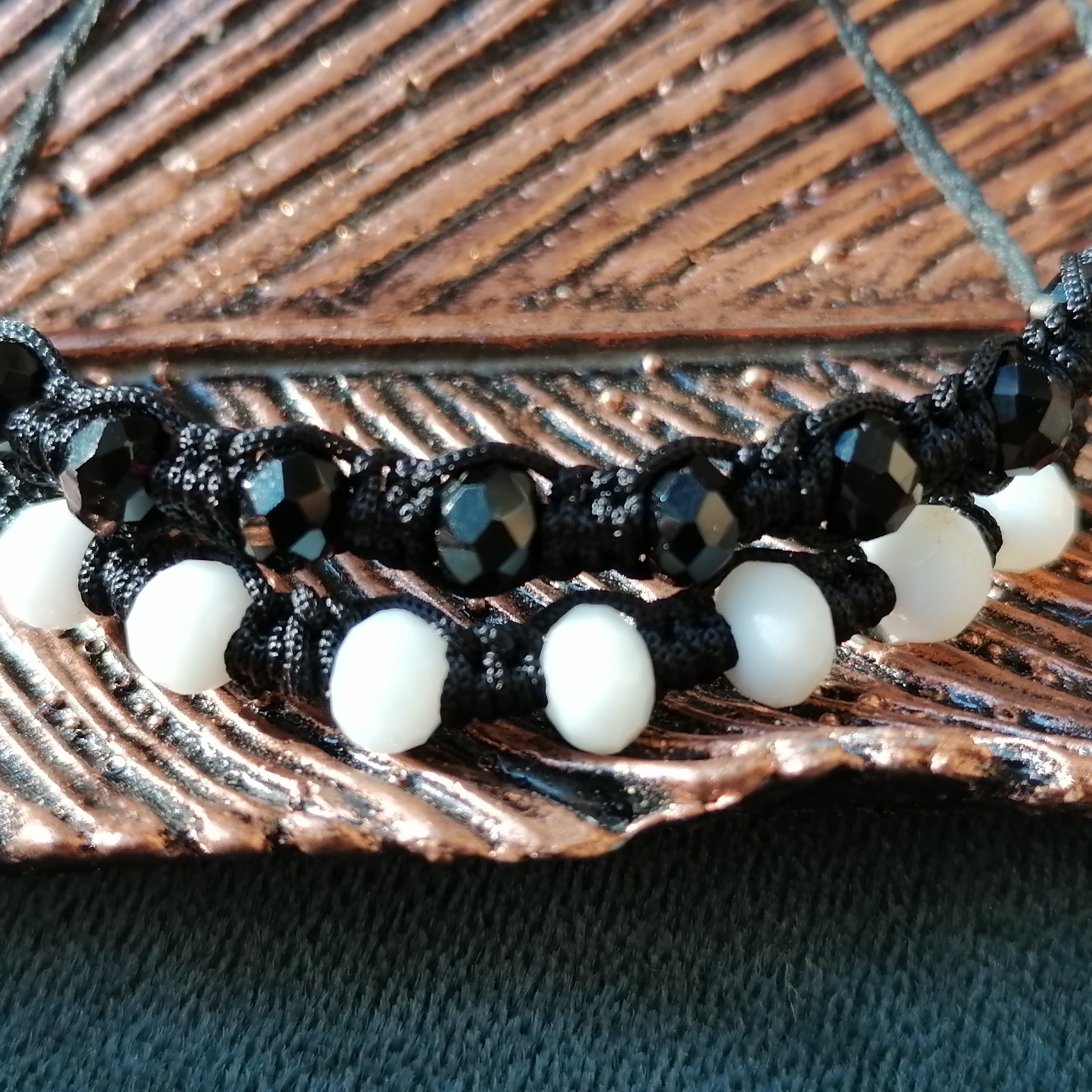 دستبند بافت مهره ایی ست دوستی moonسیاه و سفید تماما کار دست 