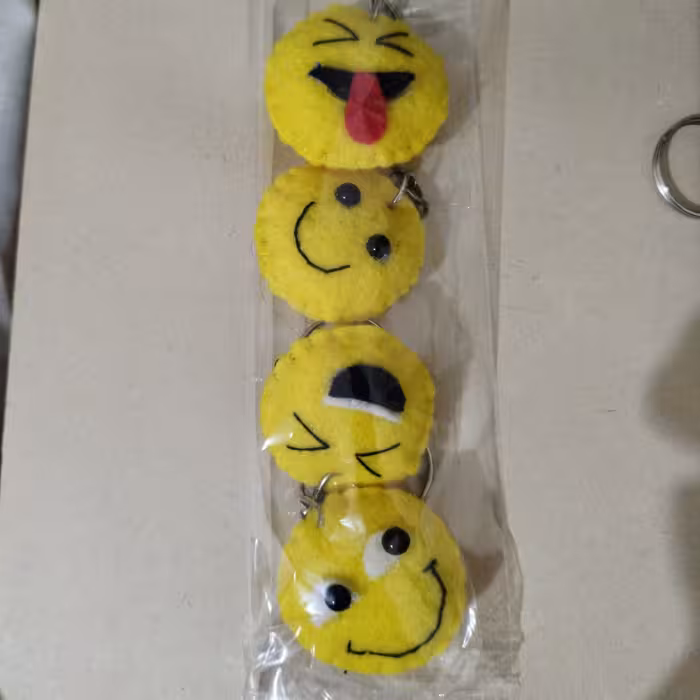 جاکلیدی ایموجی ، نمدی ، زرد ، آویز ، پک ها متنوع جا سویچی