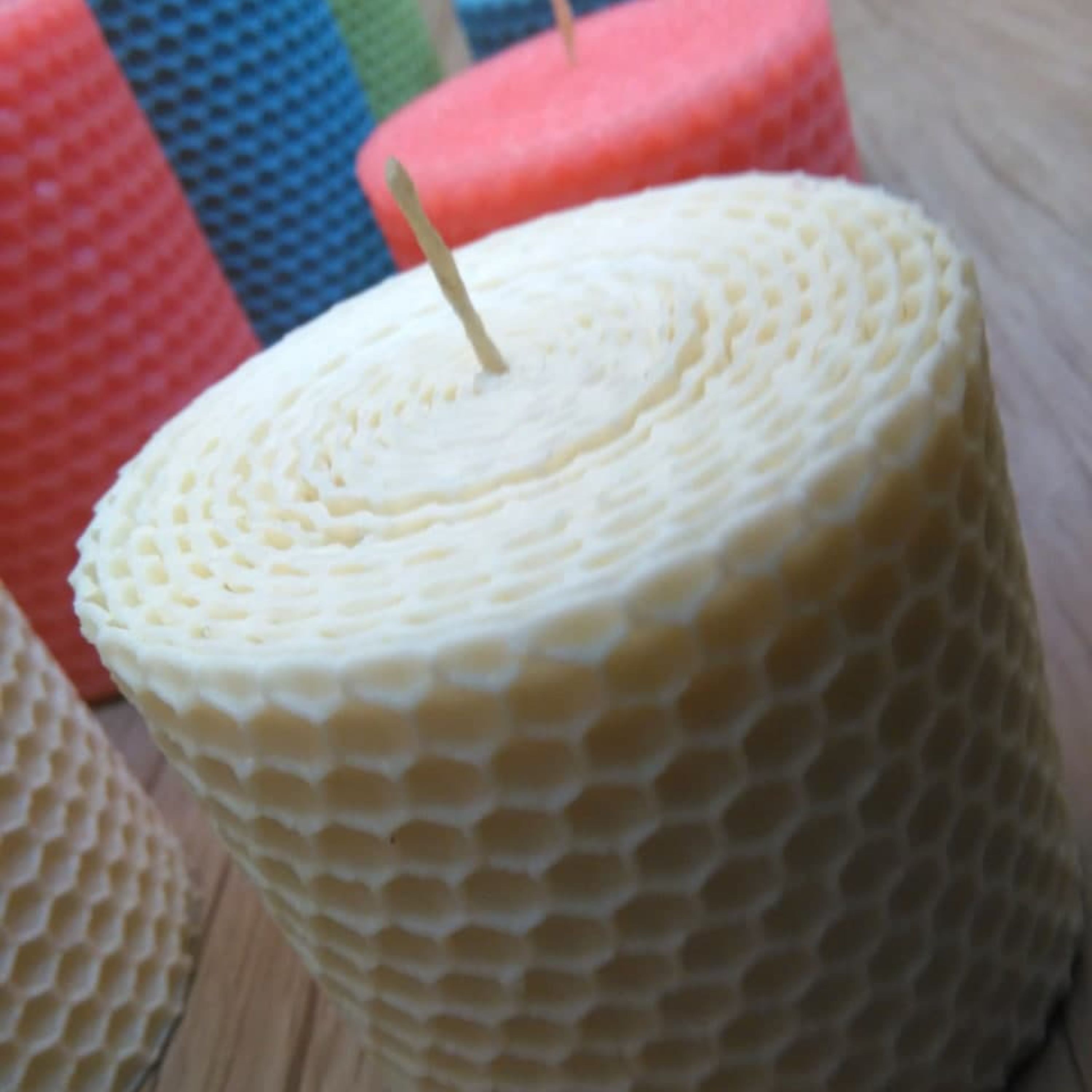 شمع بیزوکس قطر6و ارتفاع 9 ساخته شده با موم عسل 