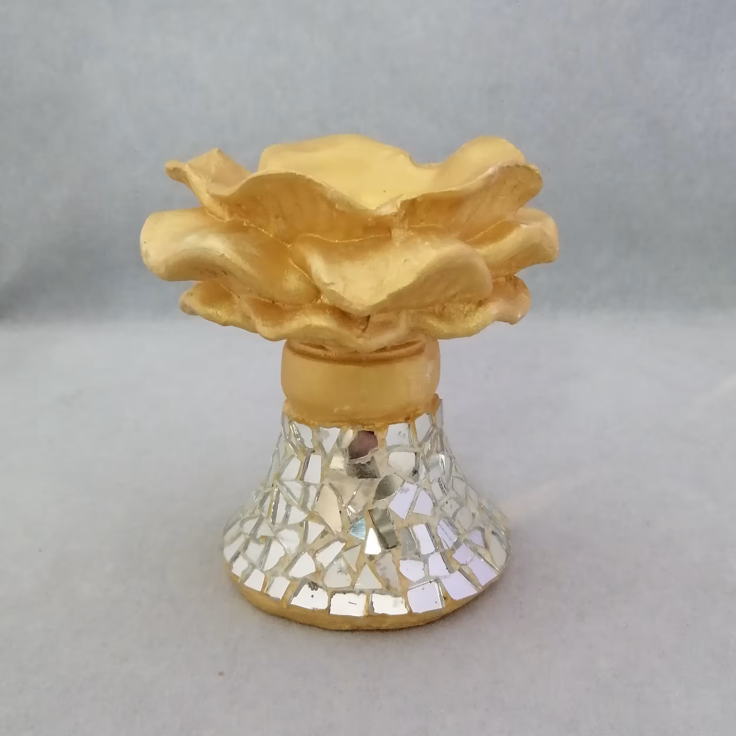 شمعدان گچی طرح گل آینه کاری شده رنگ طلایی  10 سانتی 