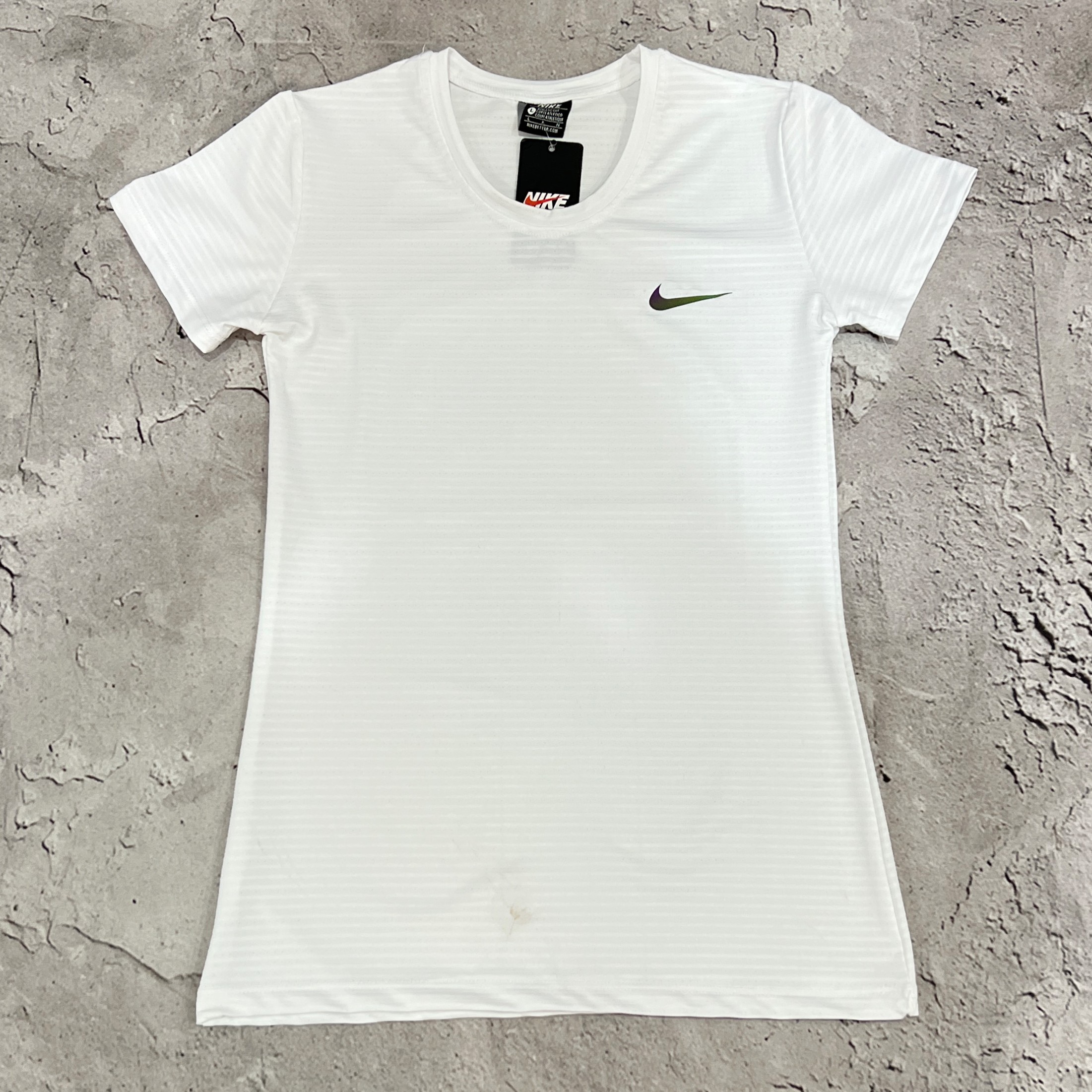 تیشرت تنفسی زنانه برند NIKE جنس پارچه یوتاب رنگ سفید