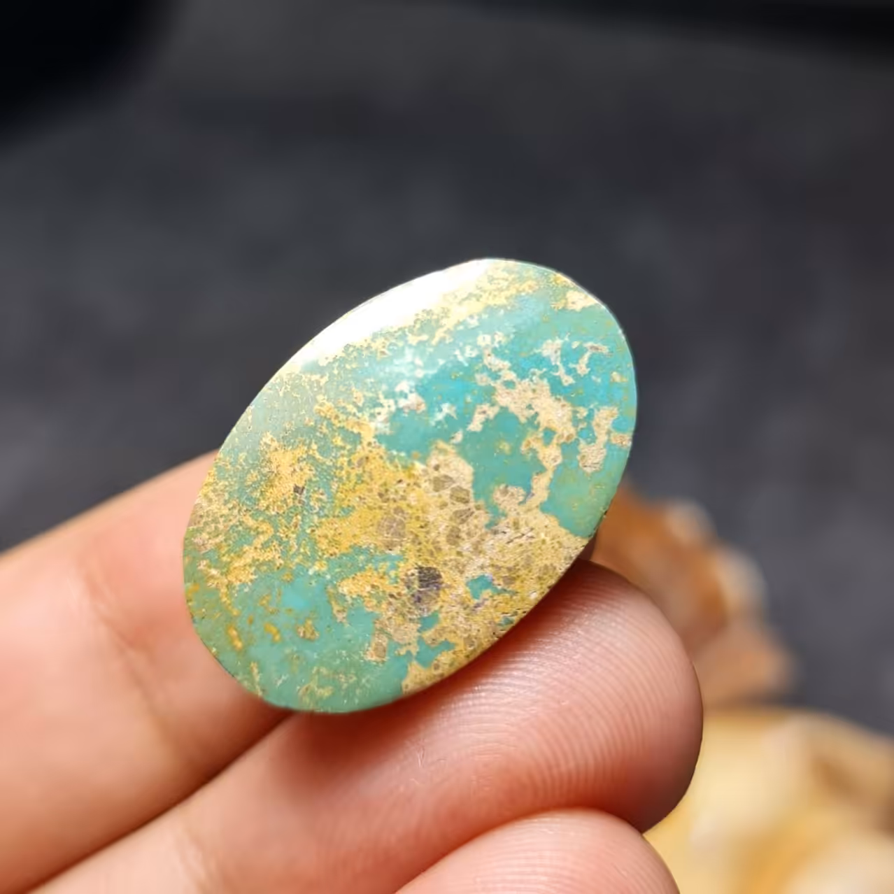  نگین درشت فوق العاده زیبای سنگ  صد درصد طبیعی فیروزه اصل نیشابور 
کد  28132