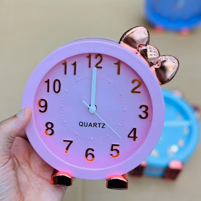 ساعت رومیزی عقربه ای گرد پاپیون دار زنگ دار