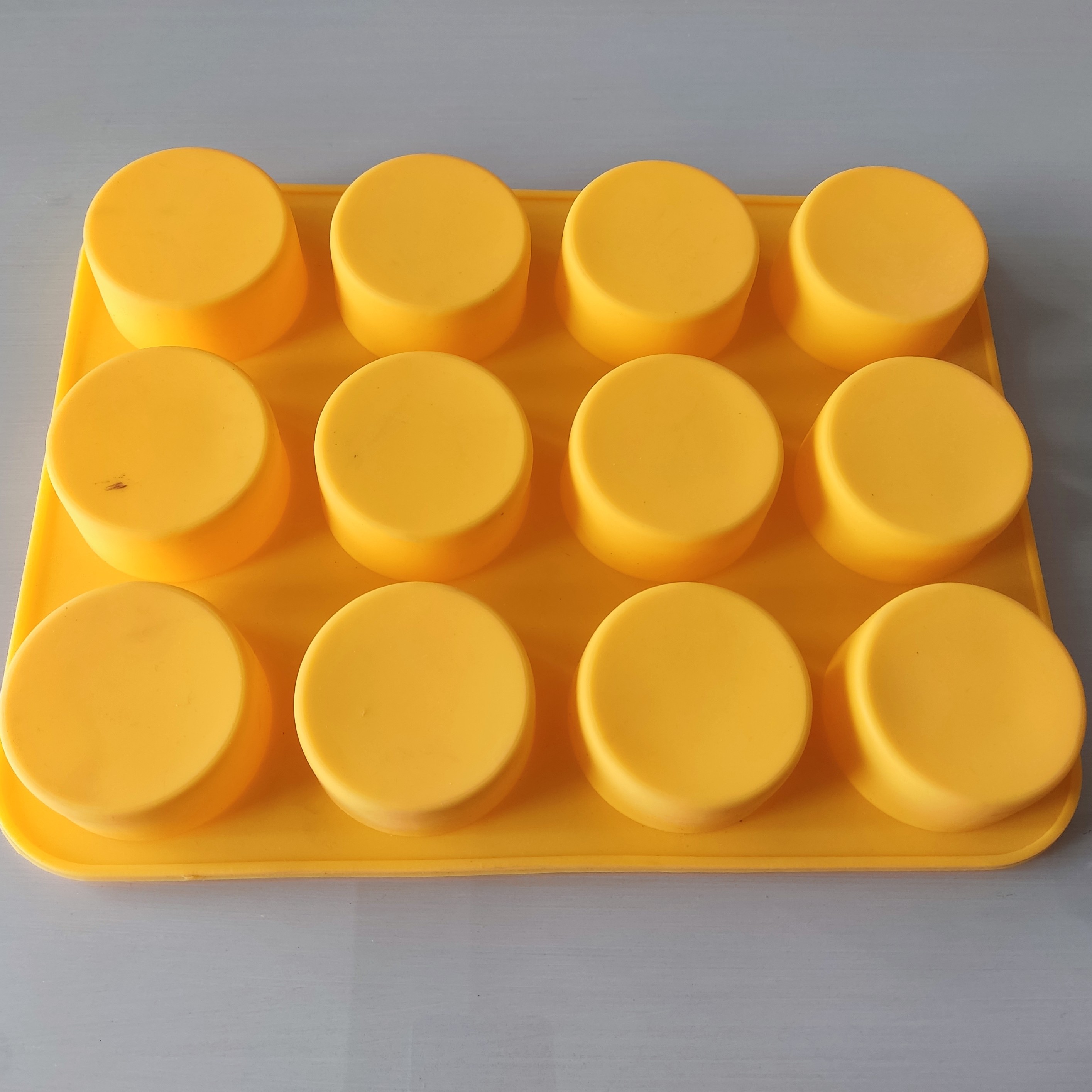 قالب سیلیکونی 12 خانه مافین ابعاد 32 در 25 و عمق سه ونیم  وزن 320 گرم