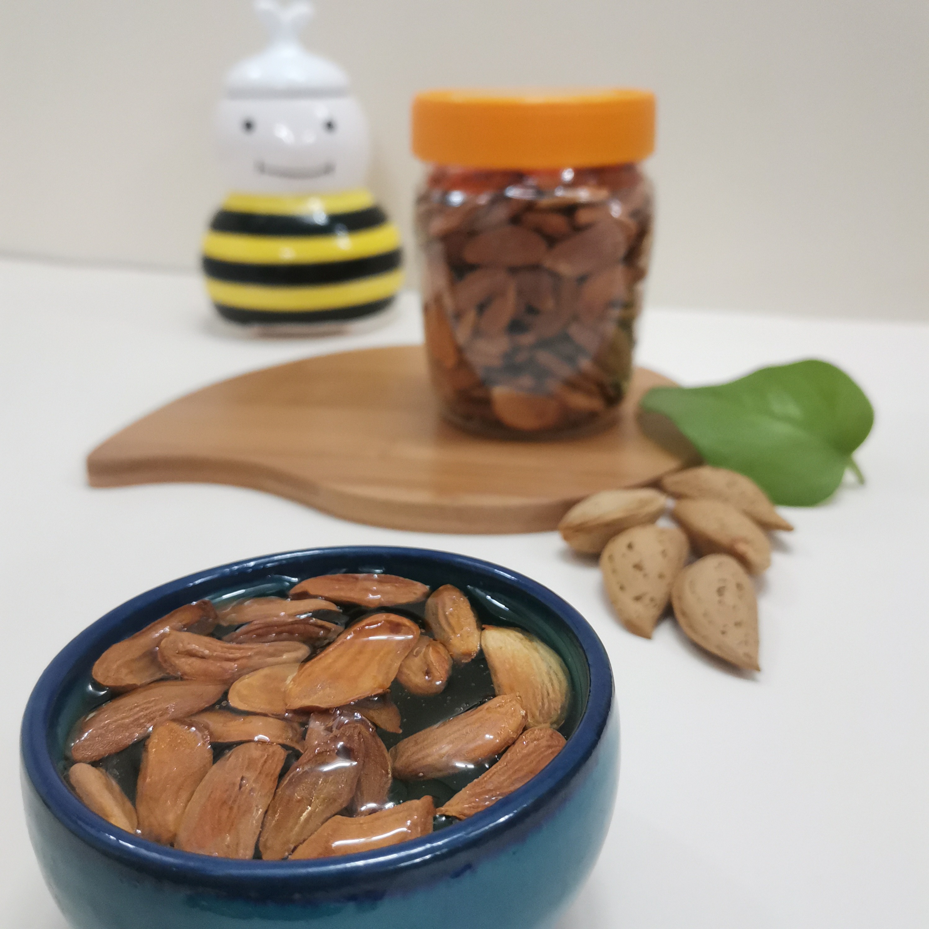 عسل بادام (نیم کیلو)