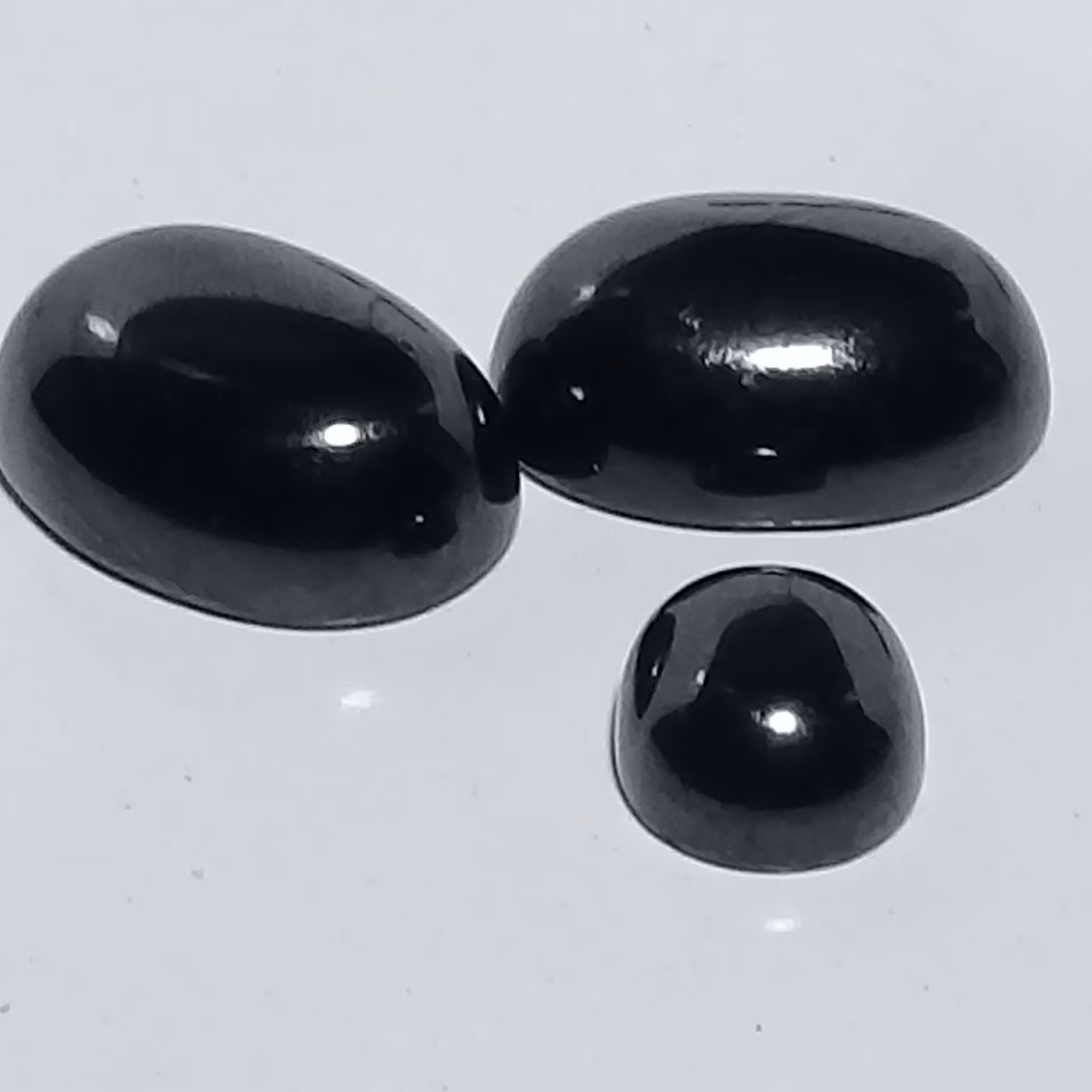 نگین سنگین گارنت سیاه 102.50 قیراط کمیاب