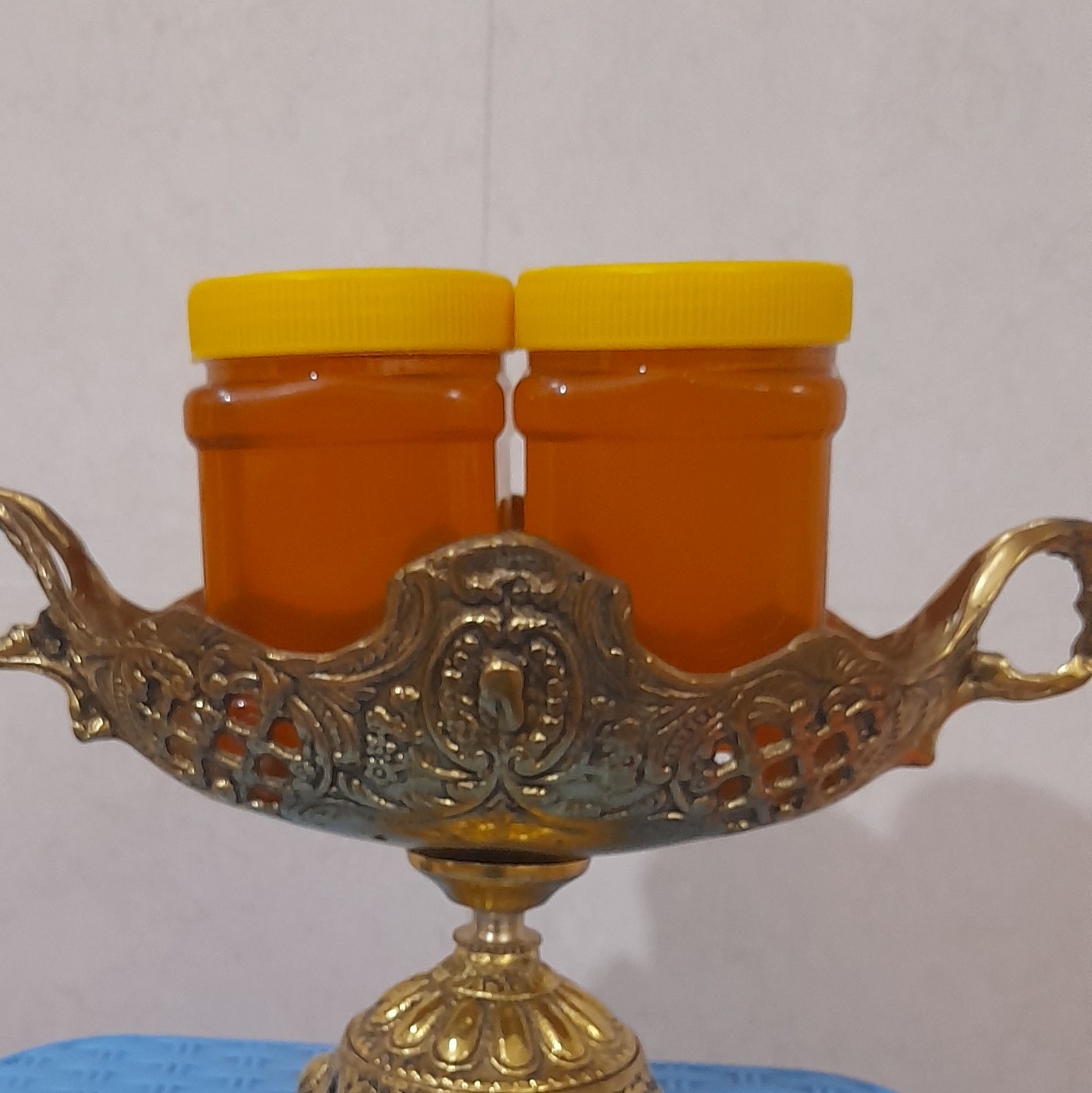 عسل صد در صد طبیعی و تضمینی چهل گیاه برداشت از زنبورستان خودم از دل جنگل های شمال بابرگه ی آزمایش بدون یک گرم شکر