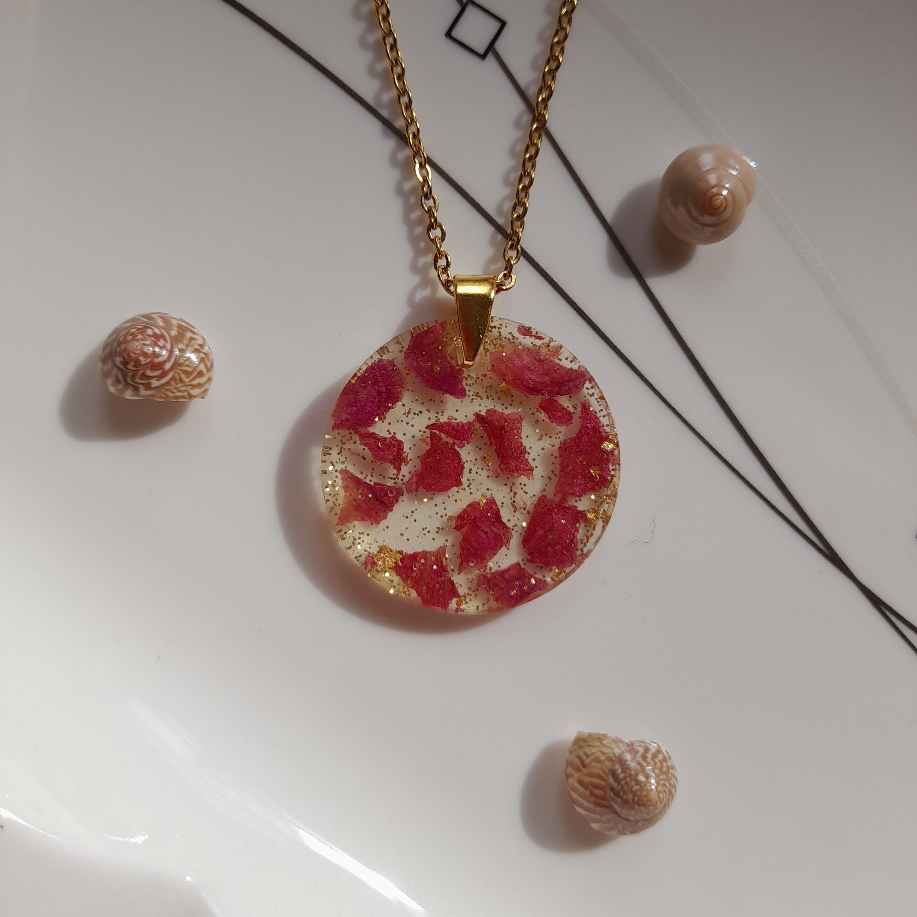 گردنبند رزینی گلبرگ گل محمدی با زنجیر و اتصالات استیل رنگ ثابت 