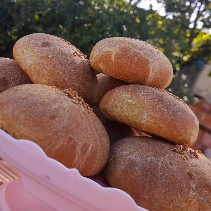 نان محلی با مغز گردو یا کنجد