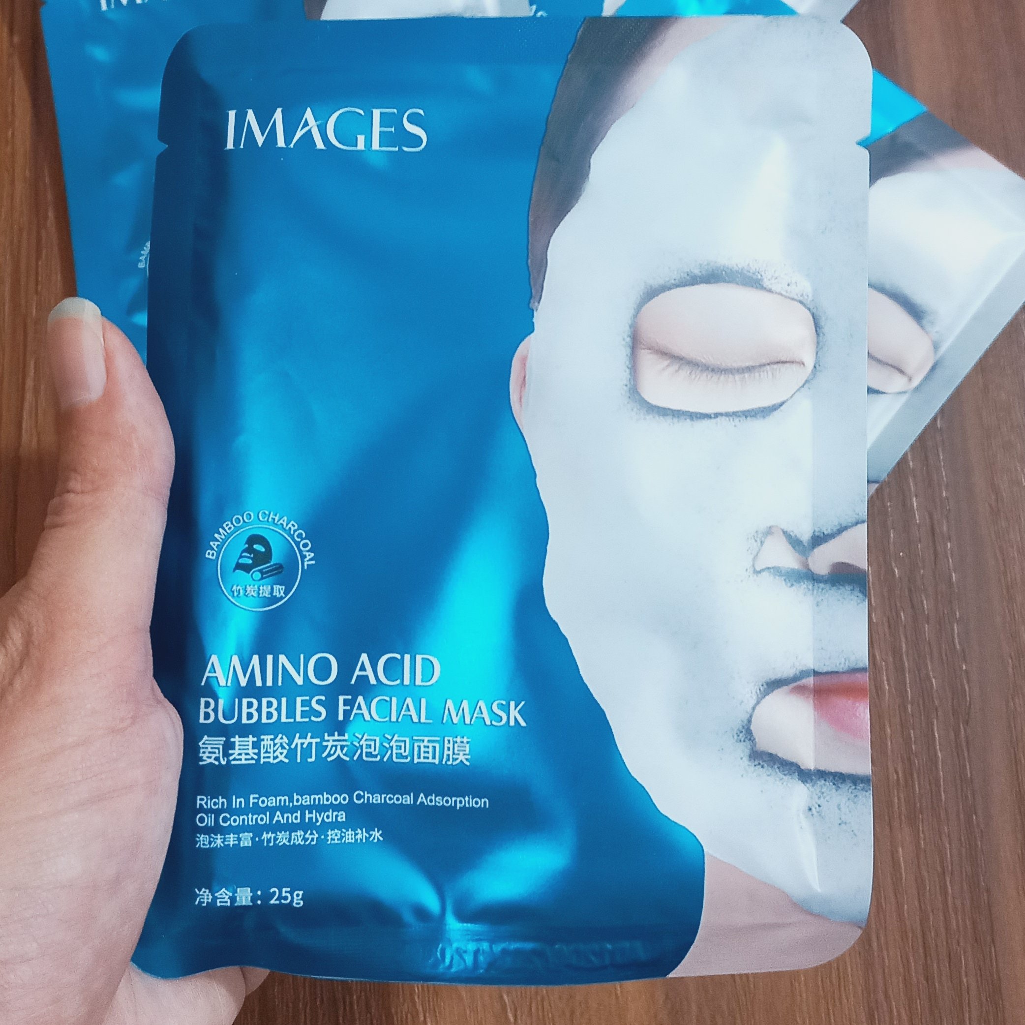 ماسک ورقه ای حبابی حاوی عصاره گیاه بامبو و ذغال سنگ و آمینو اسید و