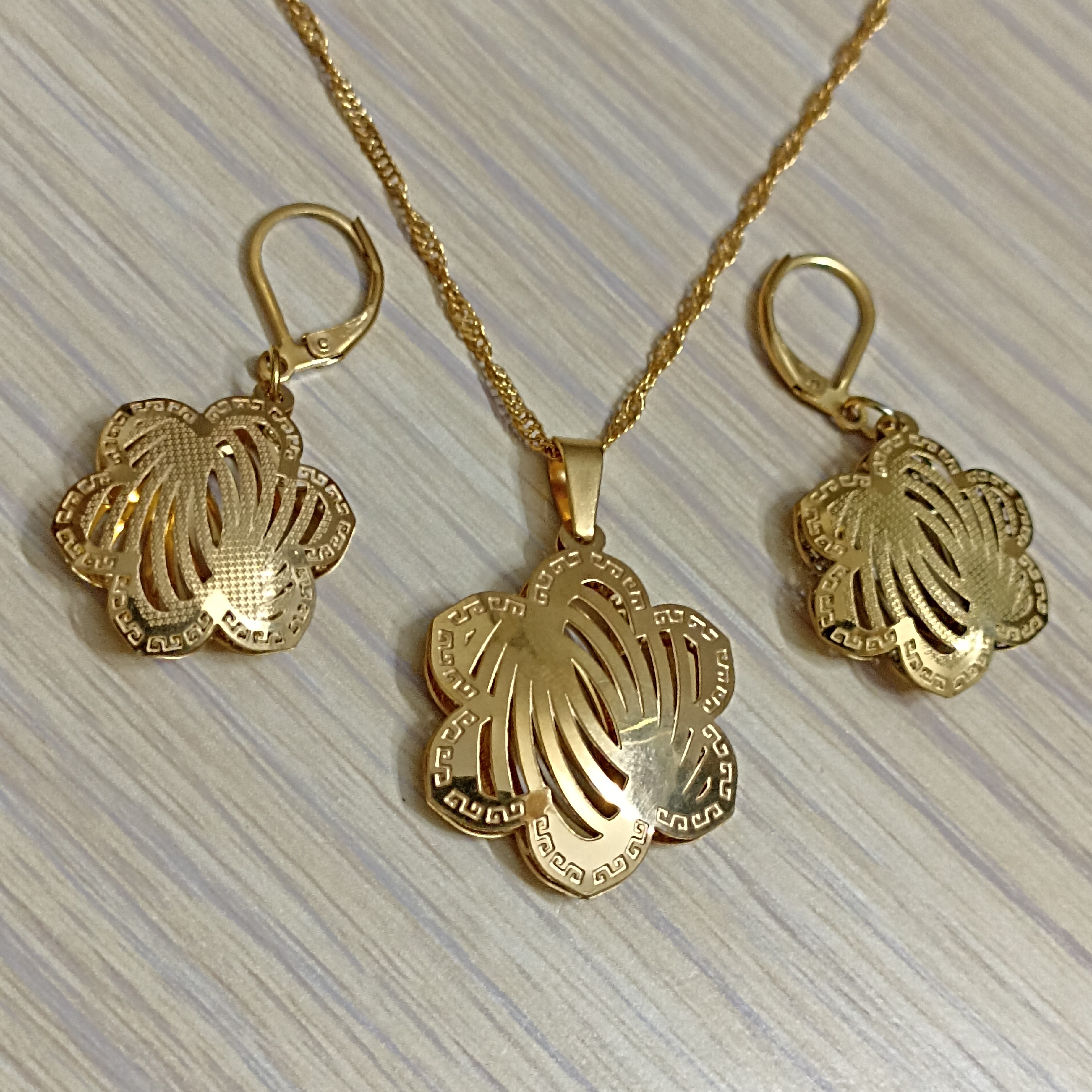 نیم ست گردنبند و گوشواره طرح گلبرگ (بدلیجات مجلسی) 