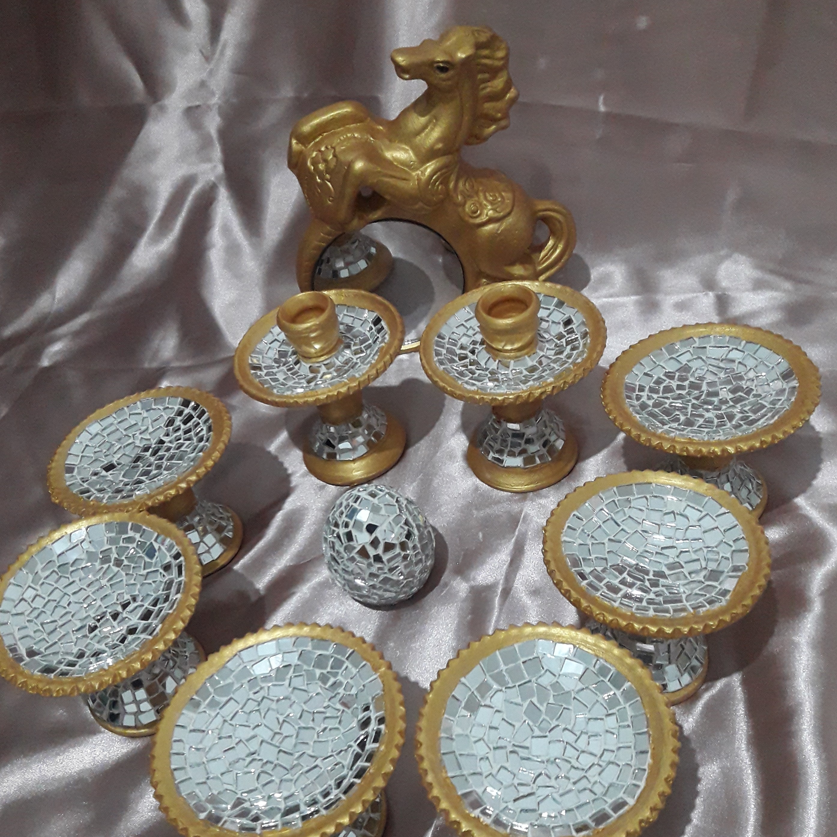 سفره ی هفت سین رنگ طلایی شامل یک اینه  6ظرف هفت سین دوعدد شمعدان دوعدد تخم مرغ هفت سین