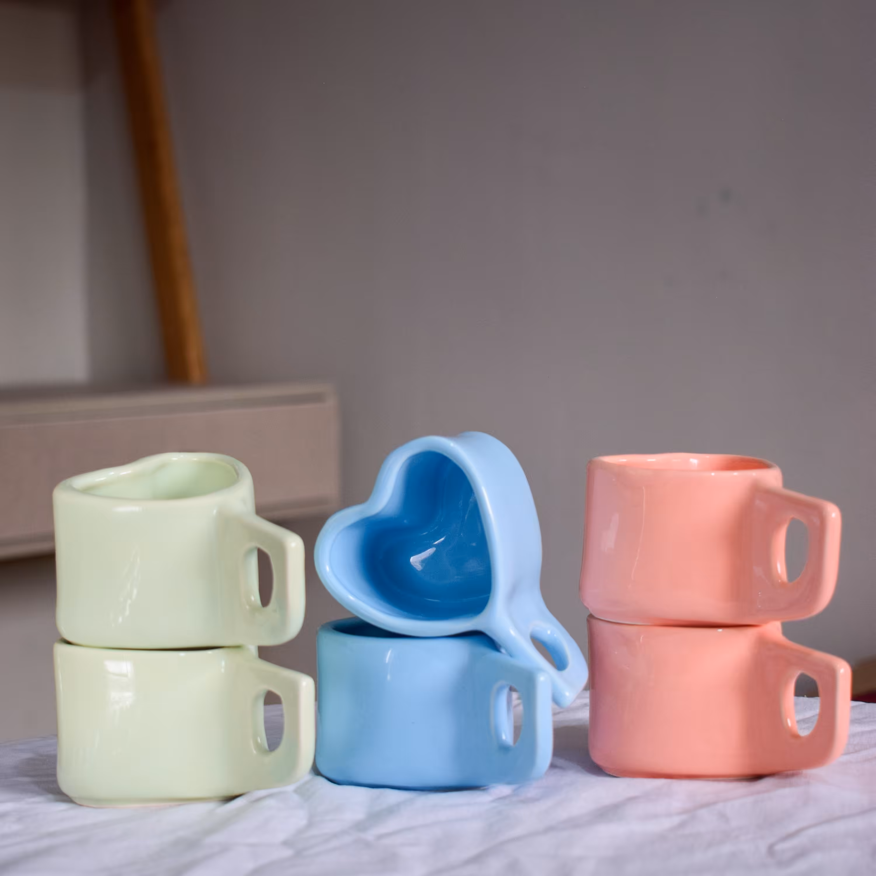 ماگ سرامیکی دستساز طرح قلب با رنگای پاستیلی