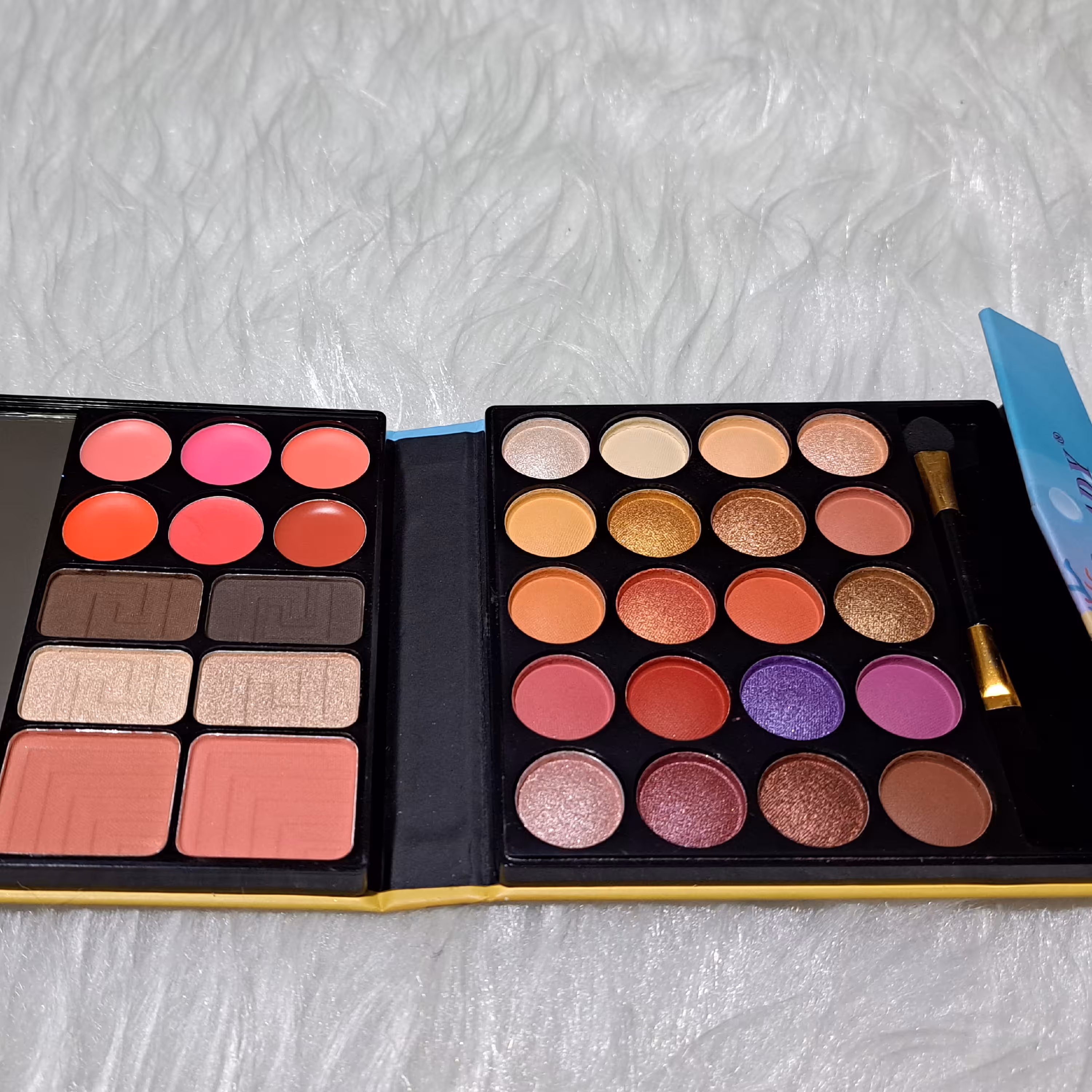 پالت سایه کیفی آنیلیدی ، 20 رنگ سایه شاین و مات، 6 عدد رژ لب ، 2 عدد هایلایتر، 2 عدد رژگونه ، 2 عدد سایه ابرو 