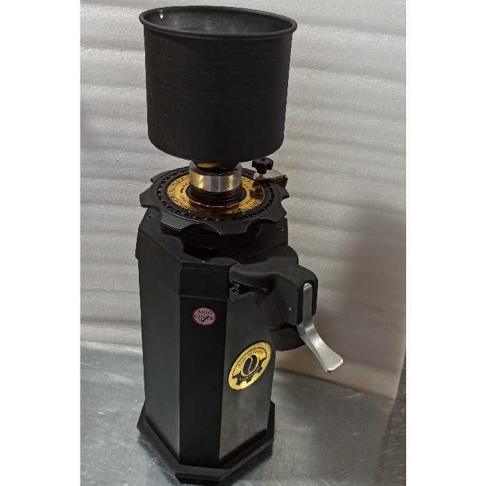 آسیاب سرعتی قهوه  آریو با دقت بالا   موتور  یک و نیم اسب واقعی  تیغه های فولادی  در دو متریال رنگ کوره ای و استیل  